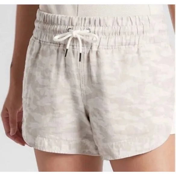 Athleta Cabo Tide Linen Shortie Shorts Camo Cream Size 10
