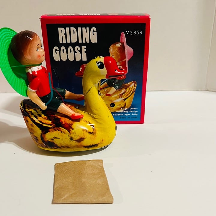 Vintage Riding Goose Wind-Up Tin Litho Plastic Child Green Hat Box China MS858