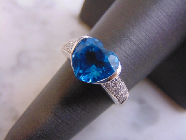 14K Gold Topaz & Diamond Heart Ring E859