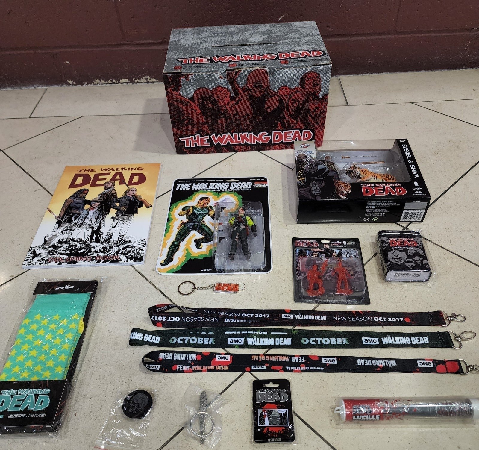 TWD The Walking Dead Zombie Unique Collector's Box 17 Items #3