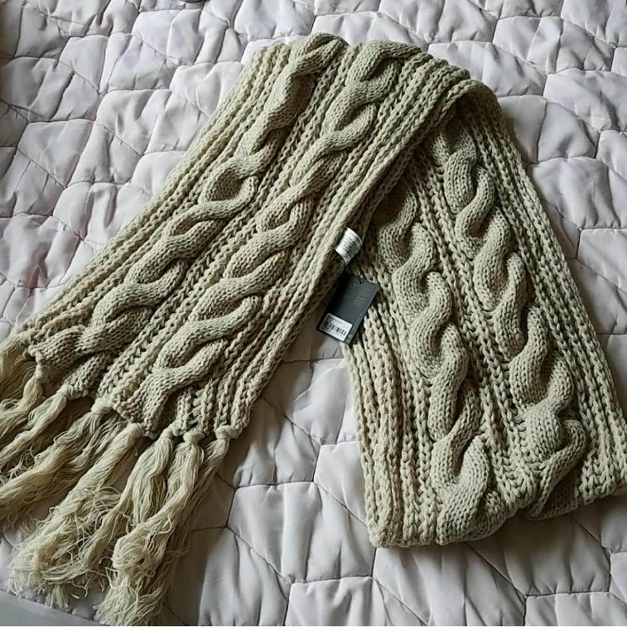 NWT Forever 21 off white scarf w/ frill