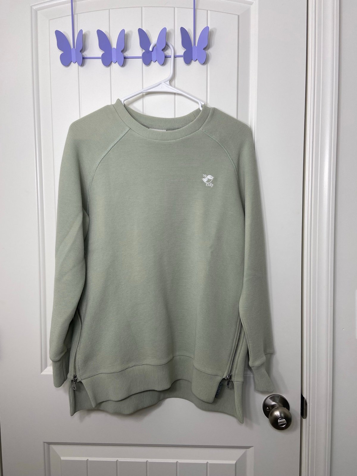 NWOT Varley adult light green ribbed textured side zip embroidered logo crewneck