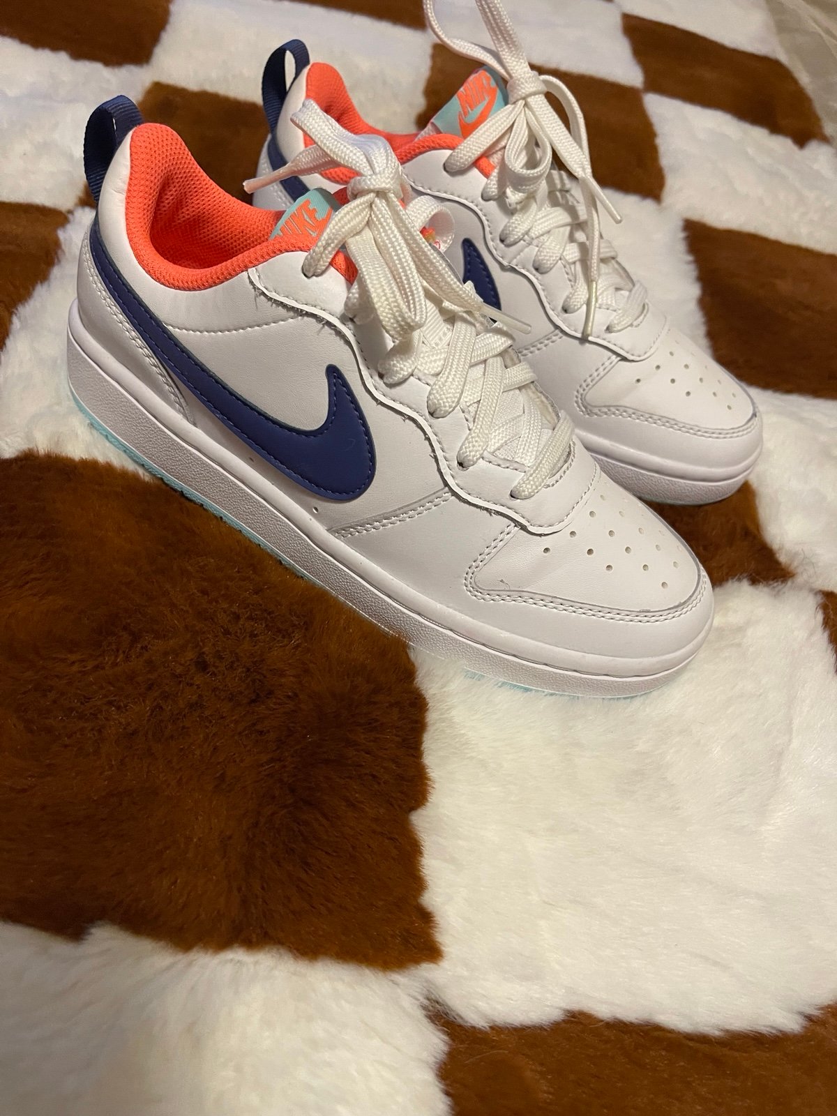 Size 3.5Y NIKE girls shoes , great conditions