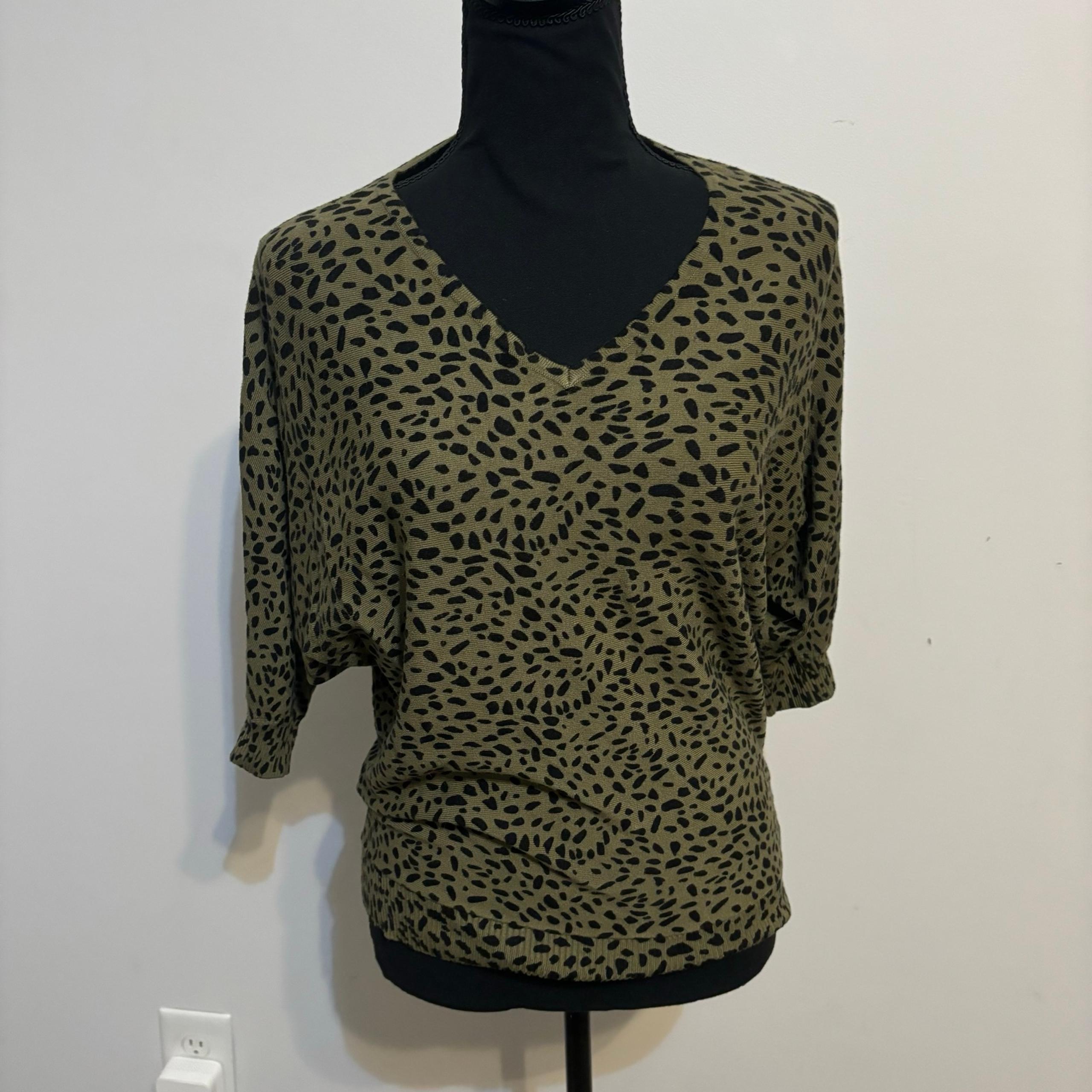 Premise Women’s Green Animal Print Dolman Sleeve V Neck Sweater Size Medium  Exc