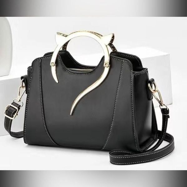 Super cute cat shape Handel pocketbook, can remove strap, a lot of room.