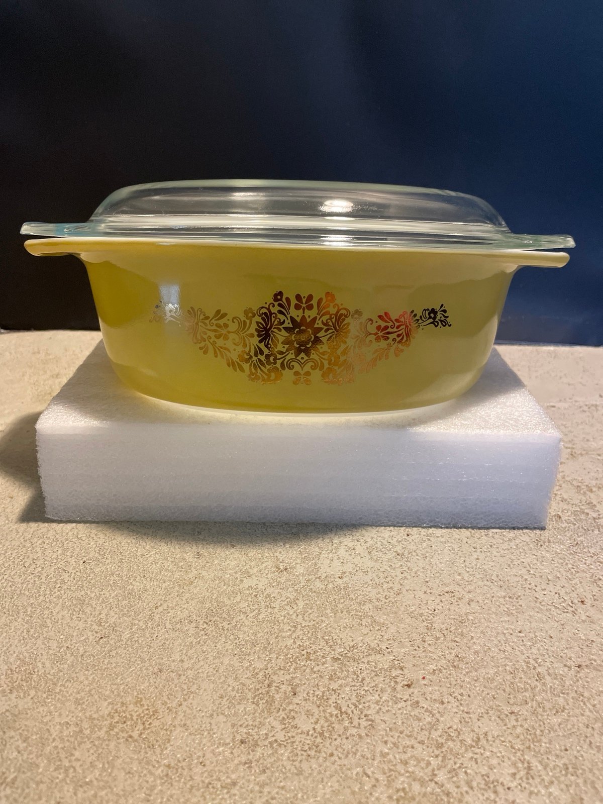 Pyrex casserole dish with lid, 043