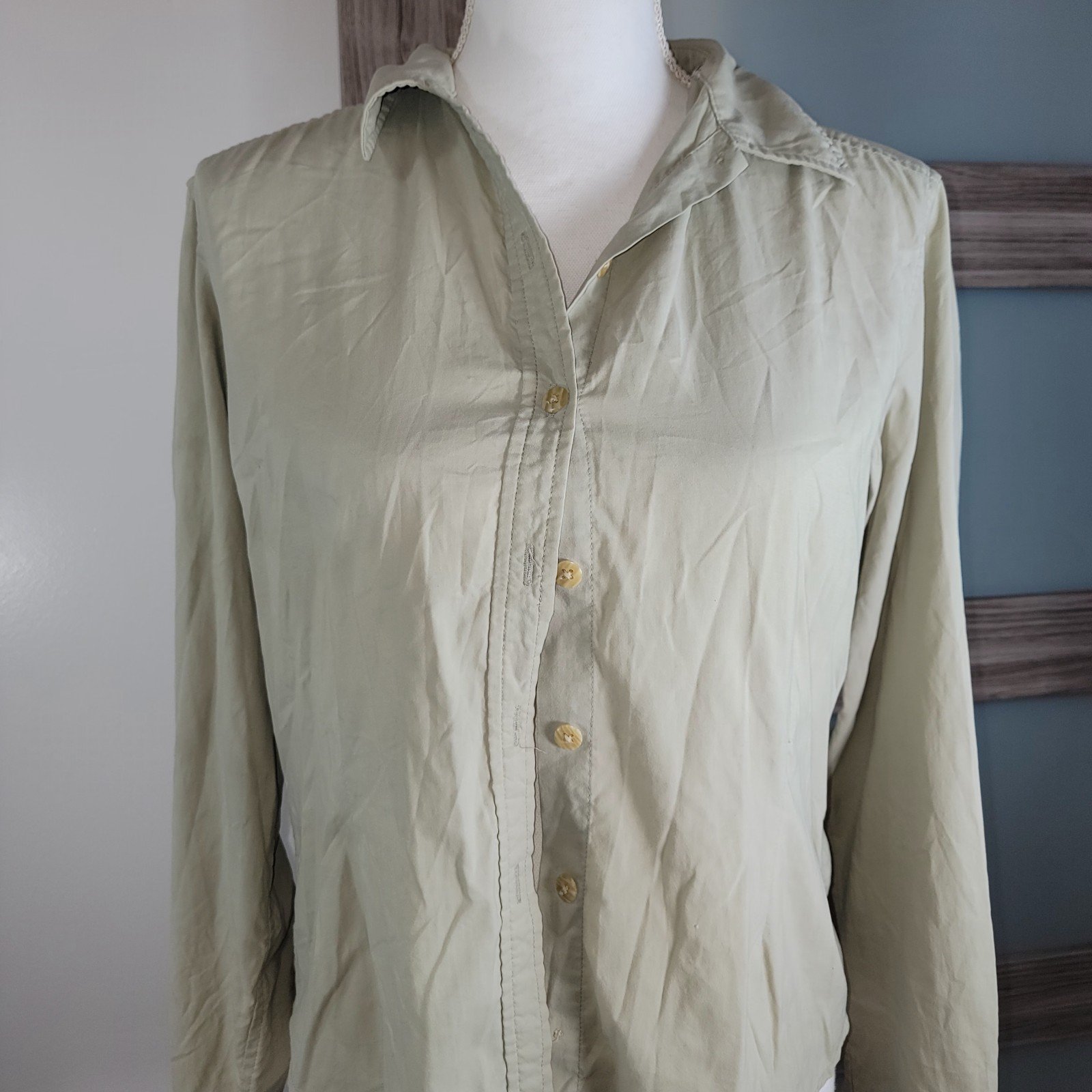 The North Face Women's Button Up Longsleeve Size Medium