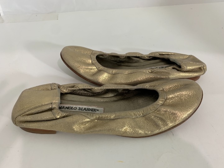 MANOLO BLAHNIK GOLD METALLIC BALLET 38