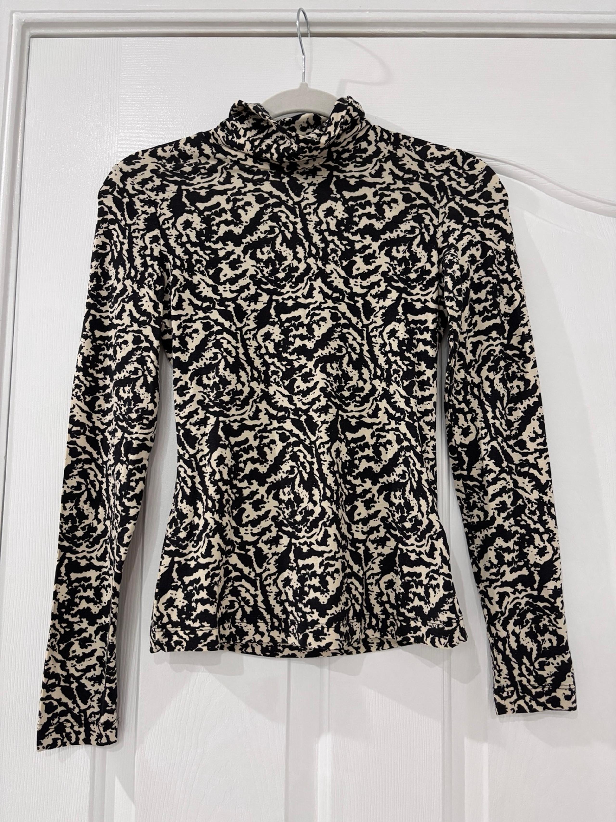 Women’s H&M animal print turtleneck / size xs
