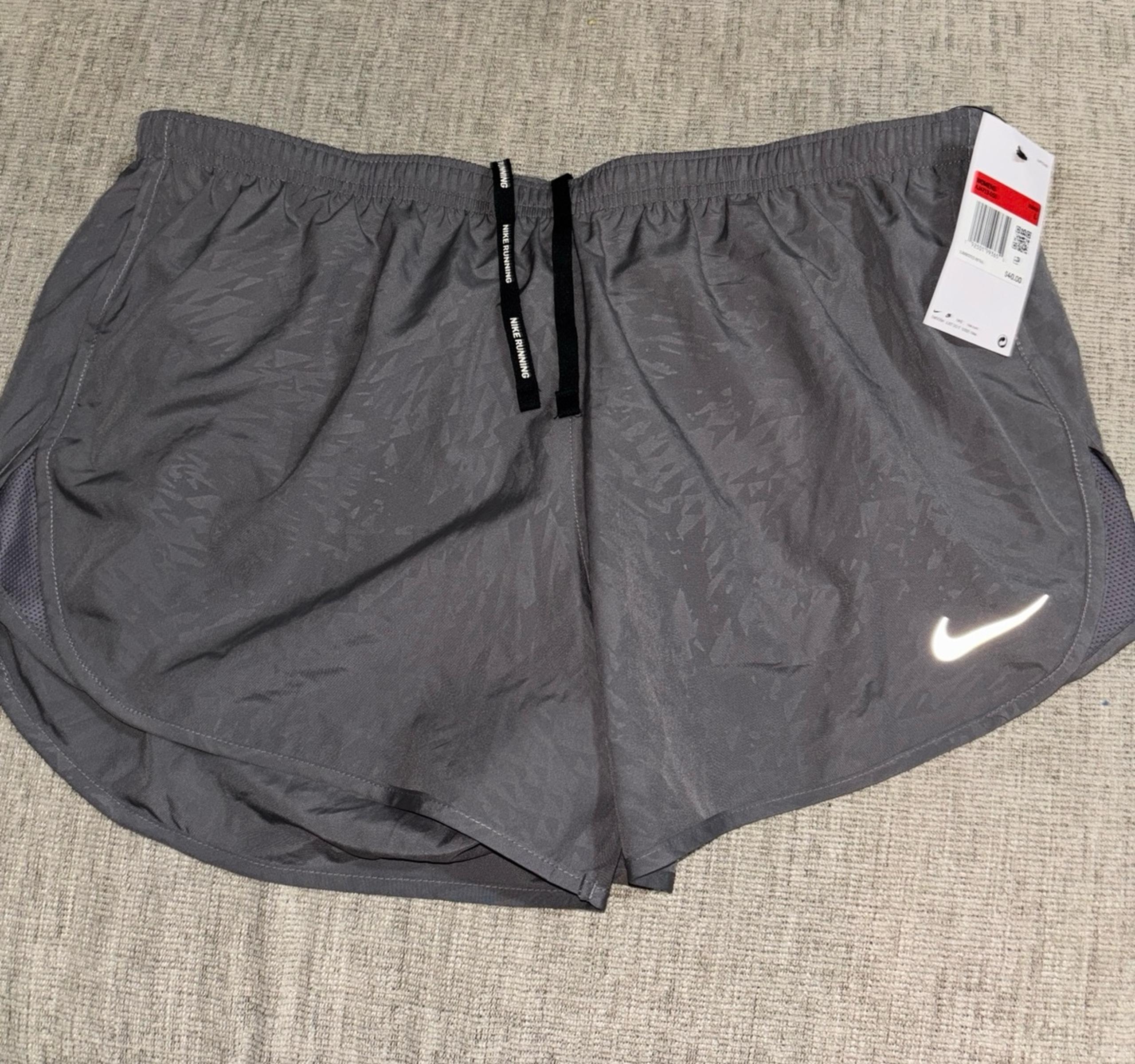 New with tags-Nike Womens Dry Modern Tempo Running Shorts