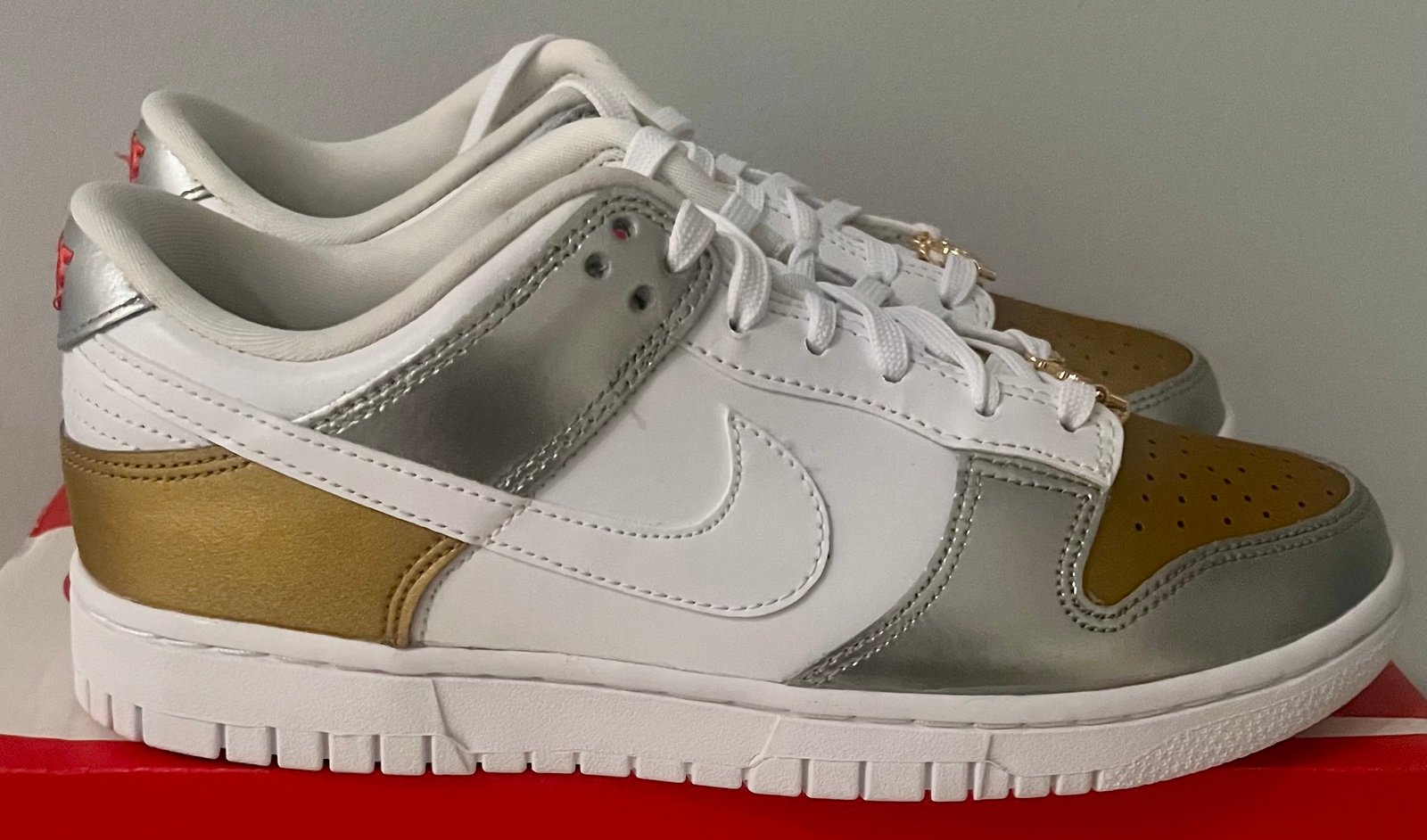 Authentic Nike Dunk Low SE heirloom gold white silver 7