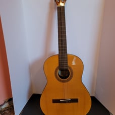 Lucero LC100 Classical Guitar Natural.