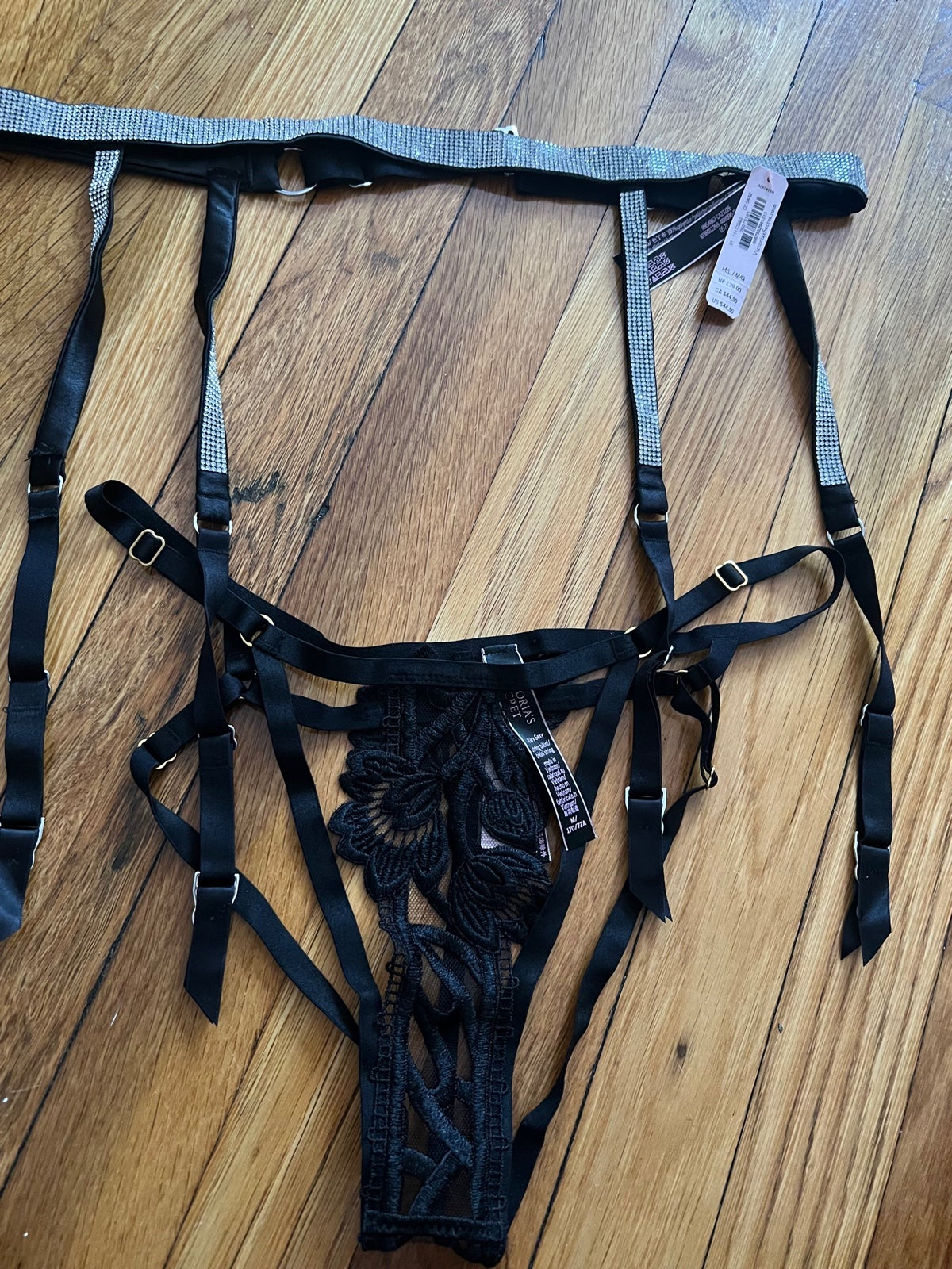 Set of 2 Victoria’s Secret very sexy garter belt . Size M/L