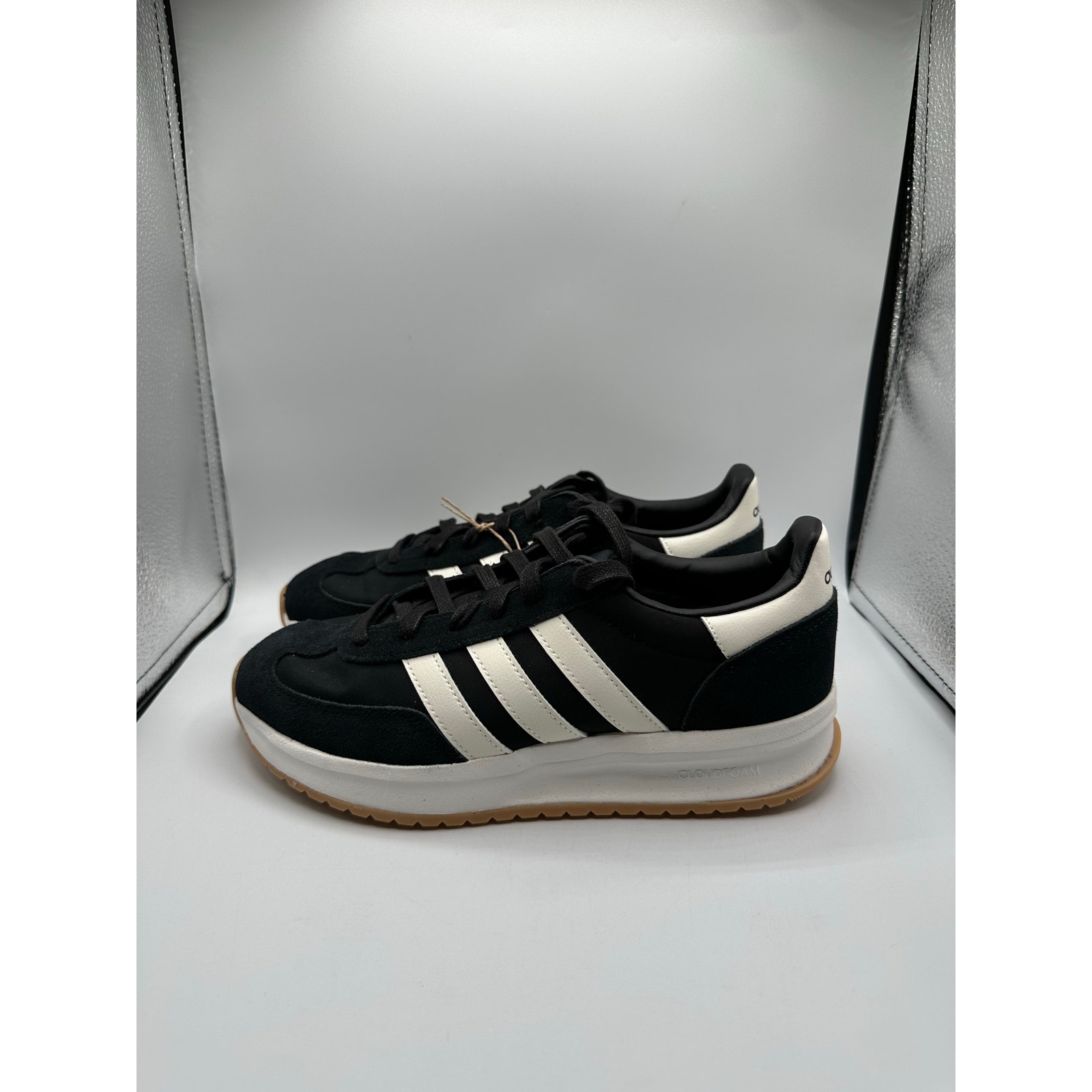 Adidas Run 72 Wmns “Black White Gum” size 6.5w