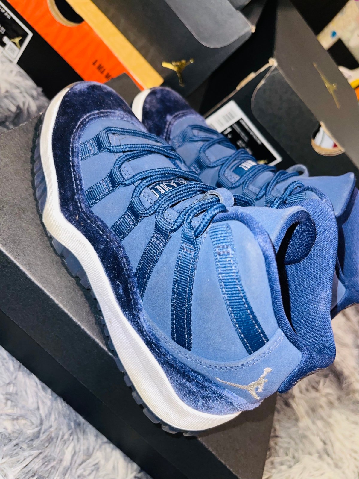 Jordan 11 midnight blue suede