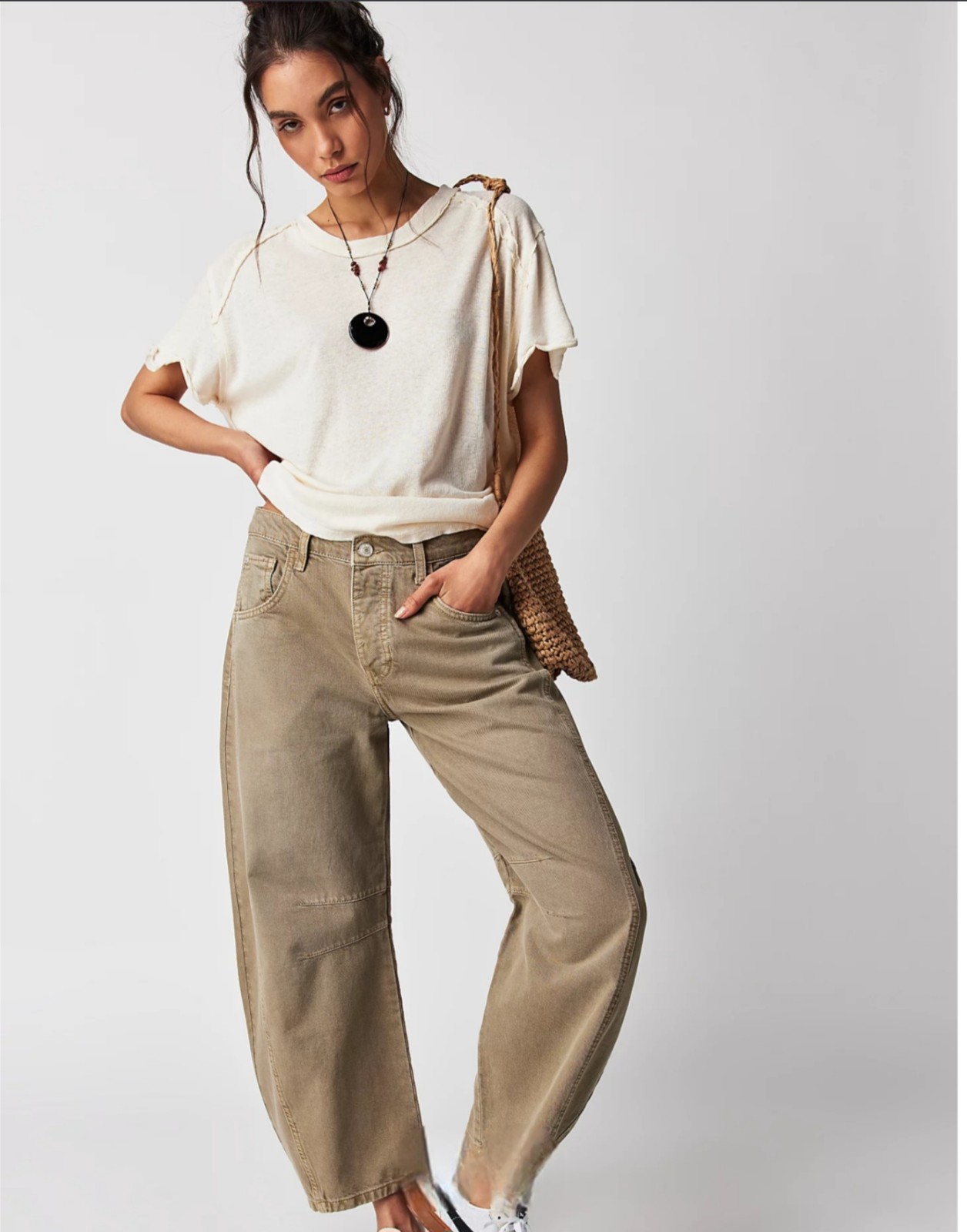 FREE PEOPLE WE THE FREE GOOD LUCK MID-RISE BARREL JEANS SIZE 26, COLOR TAUPE.