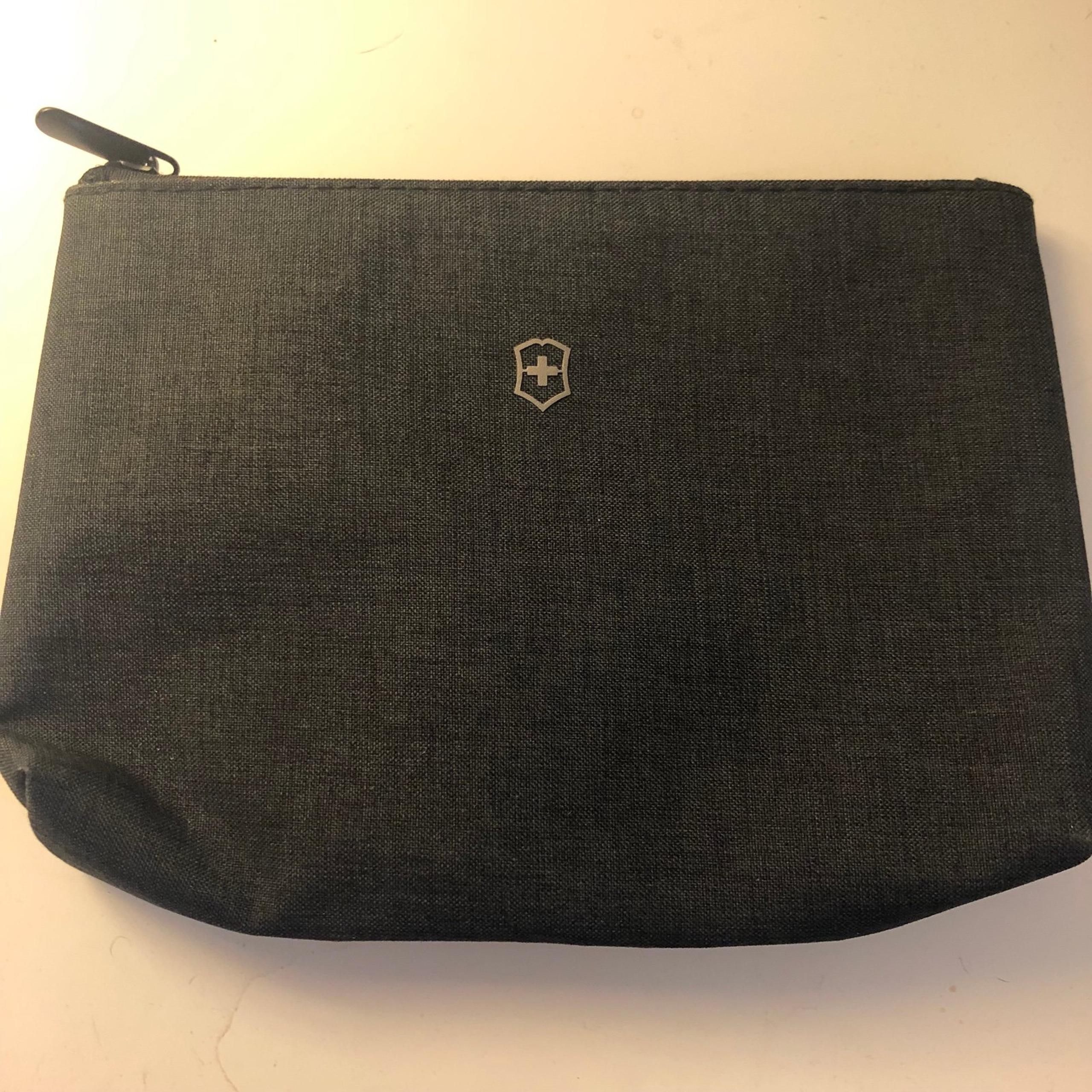 NWOT Victorinox Swiss Toiletry Case