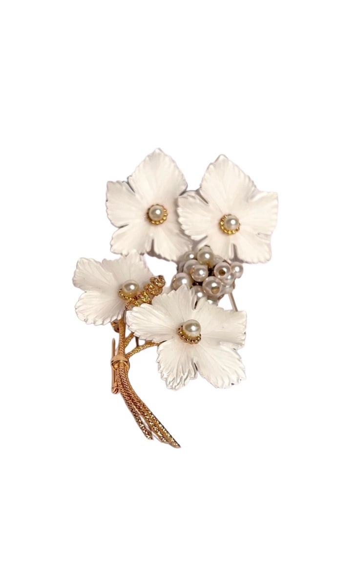 Vintage Napier Acrylic White Leaves Pearl Brooch & Clip Earrings Set RARE!