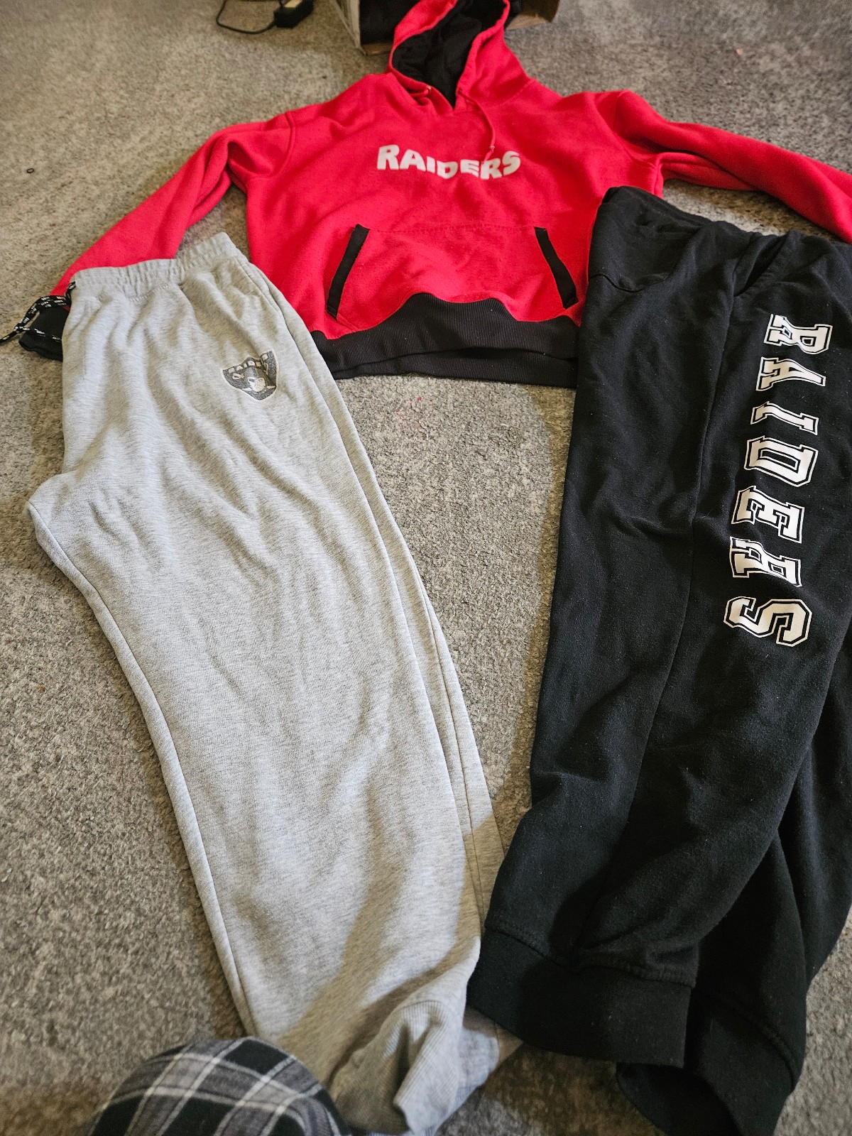 Mens raiders clothers 2xall in great condition all like newonly too pic in it