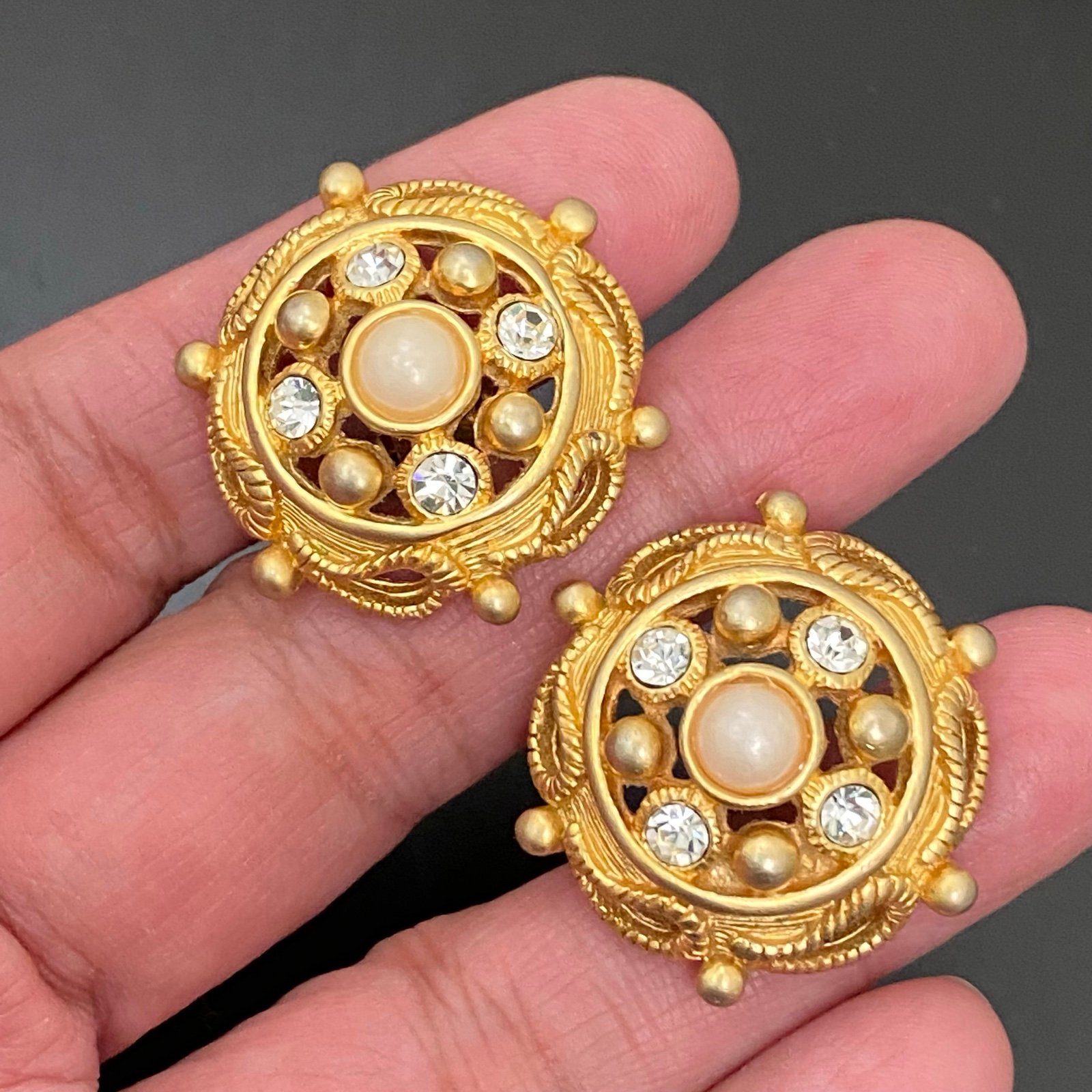 Vintage Unsigned Gold-tone Faux Pearl Rhinestones Dome Clip On Earrings 24g.
