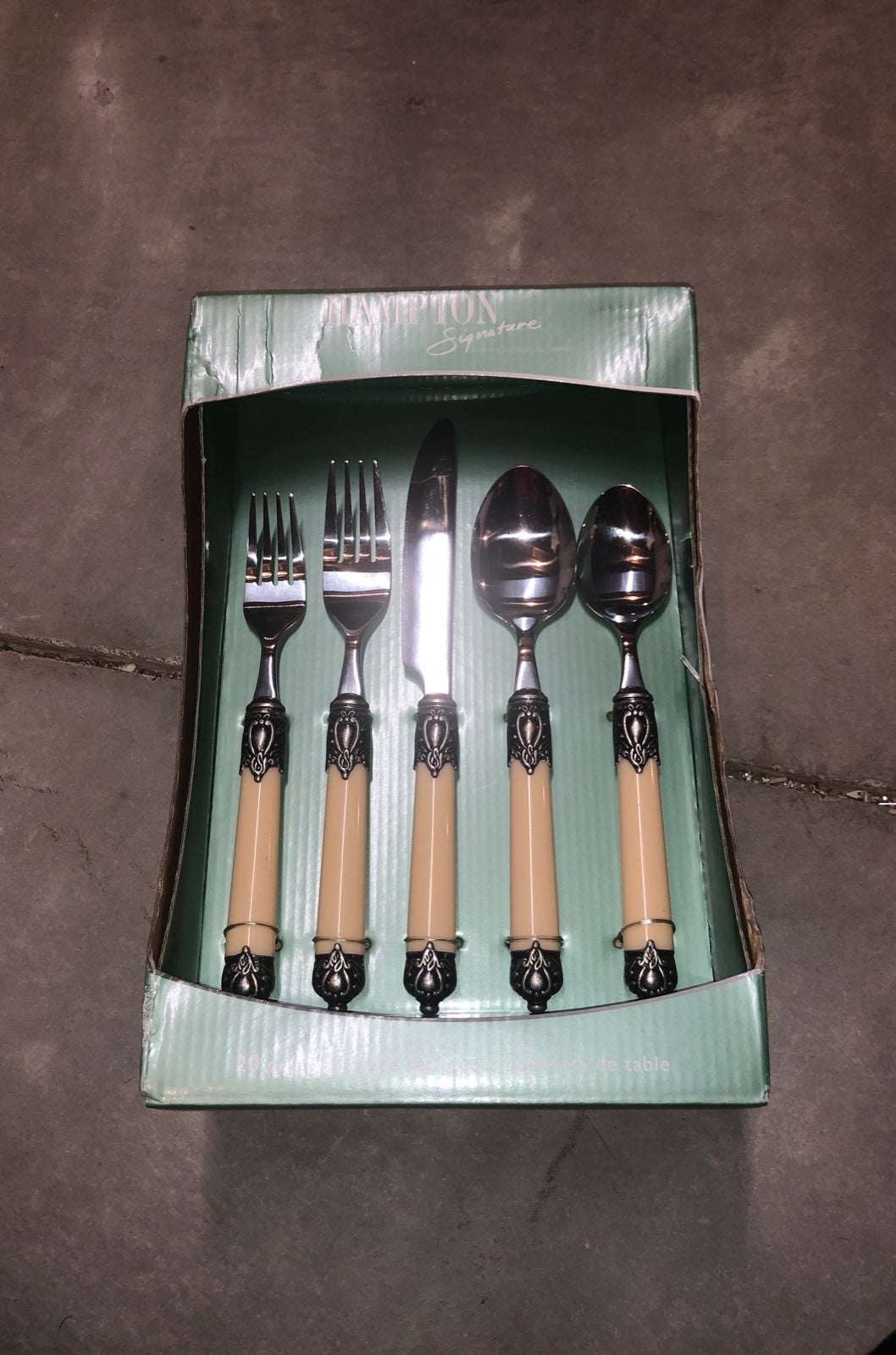 Hanpton Signature 20 piece flatware ser