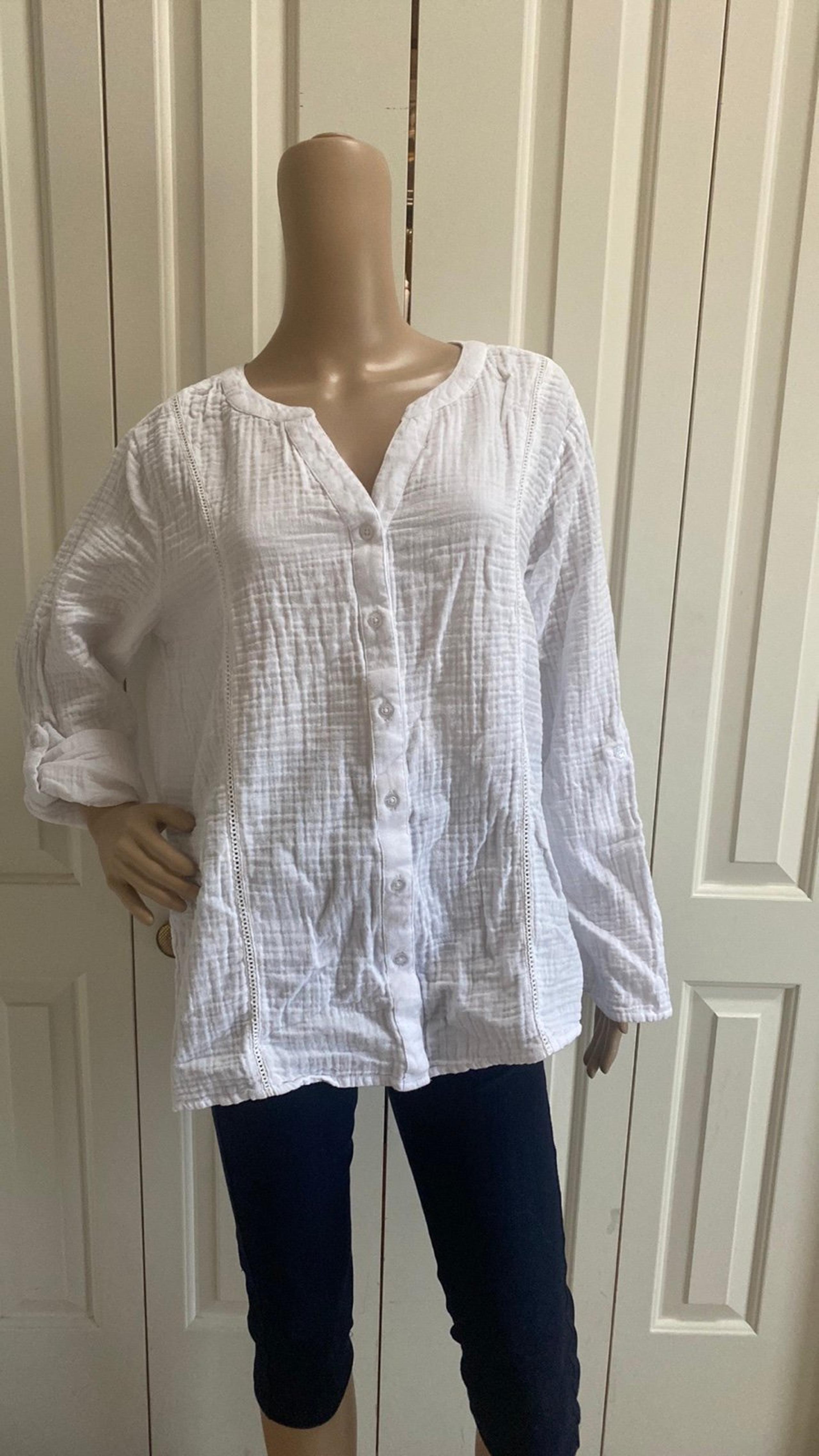 Collections ETC. Womens XL White Texture Knit Button Front. So Cute. Can be worn