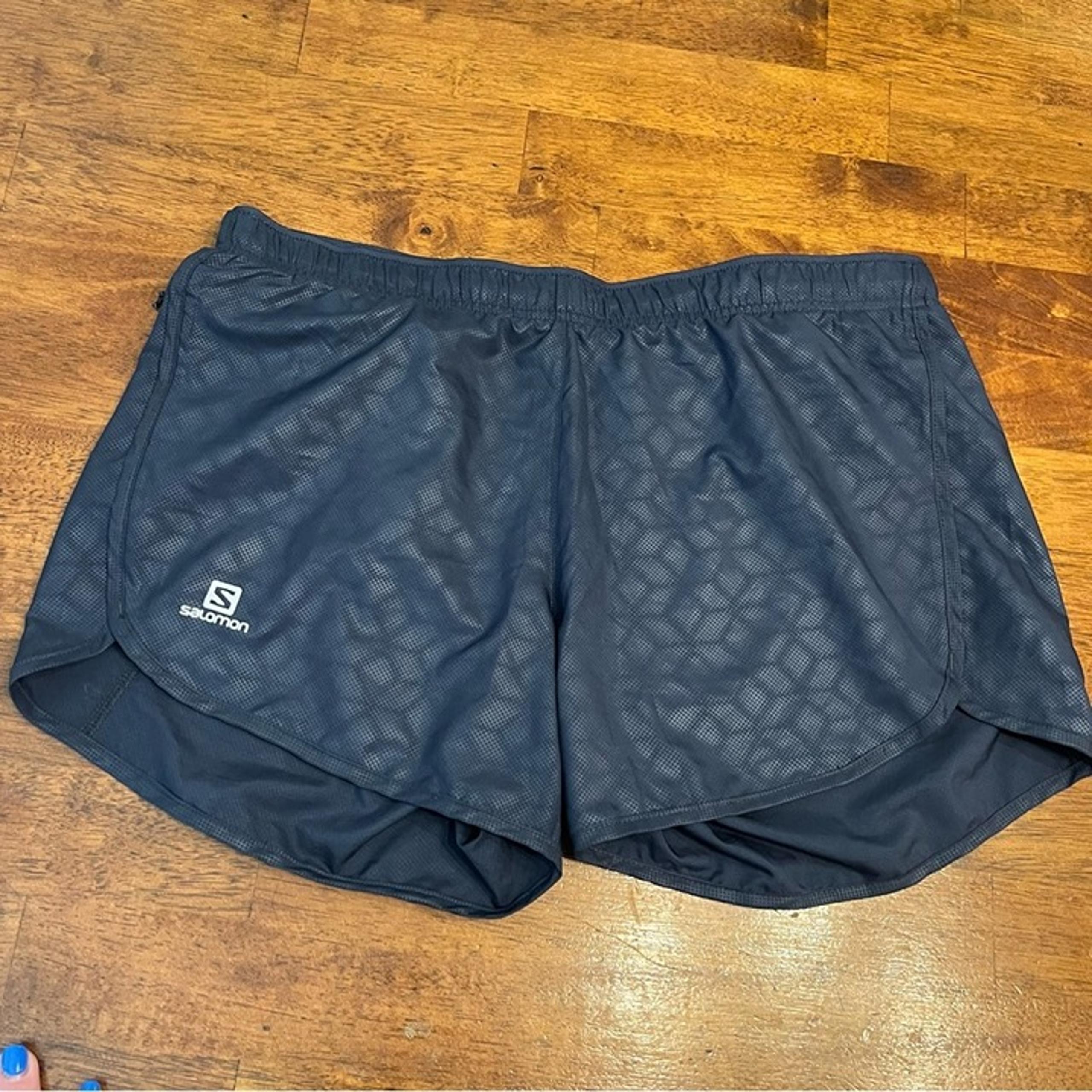 Salomon women’s running shorts black dark gray size large