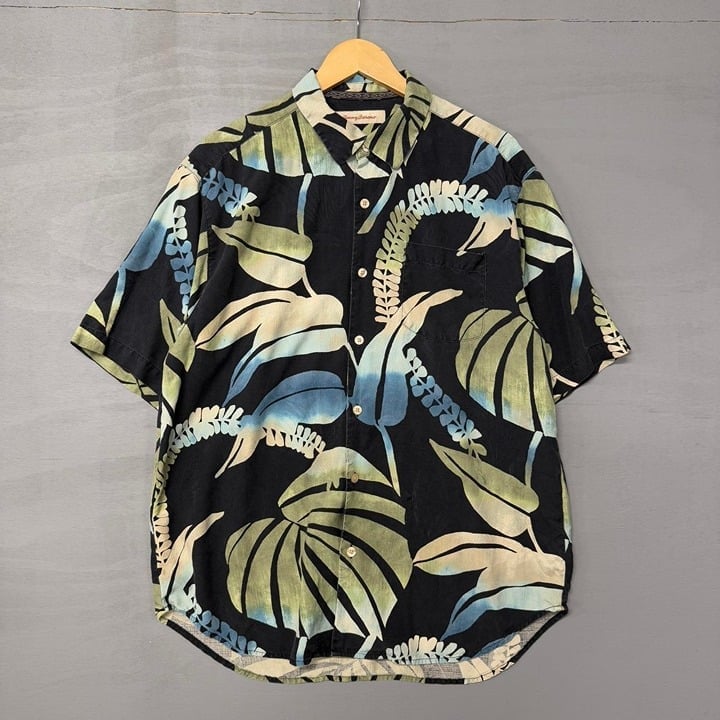 Tommy Bahama 100% Silk Floral Multicolor Hawaiian Shirt Large.