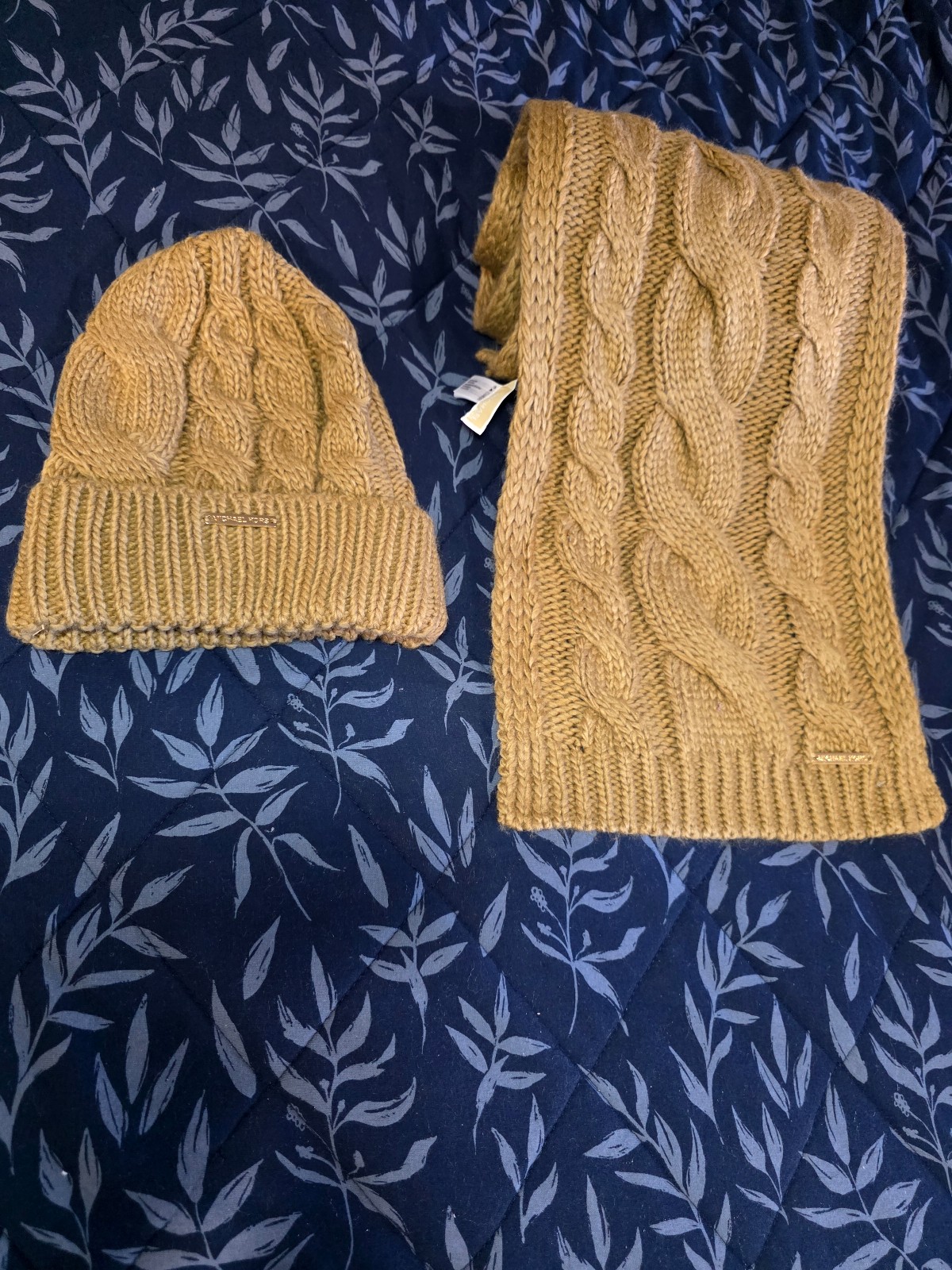 Set of Michael kors beanie + scarf