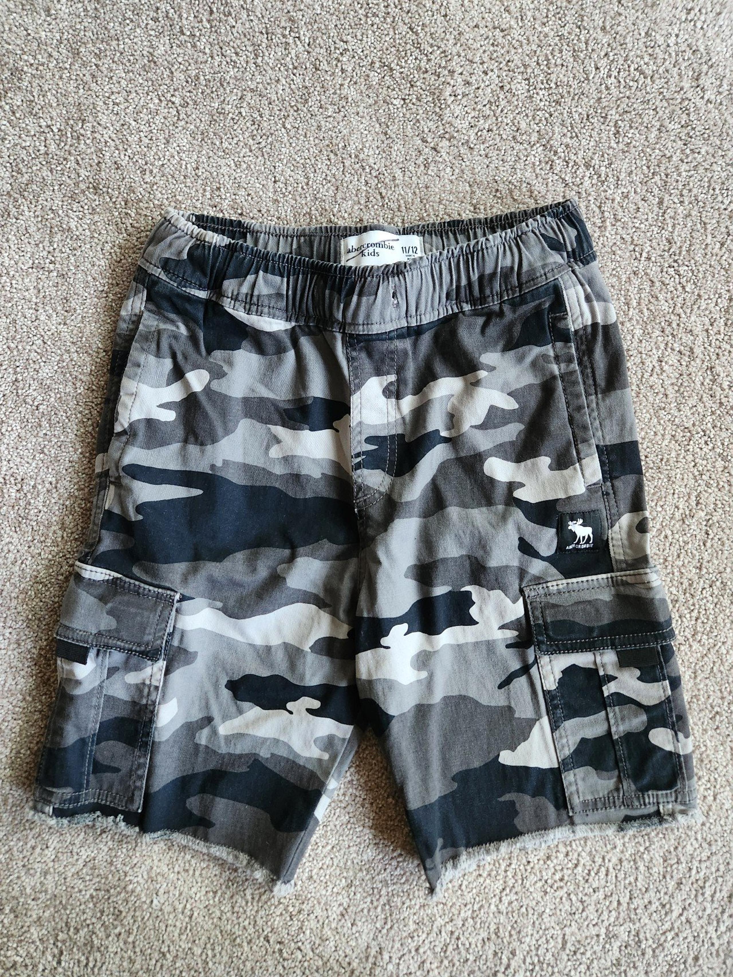 Abercrombie Kids Camo Black and Grey Cargo shorts Size 11/12 Large Boys