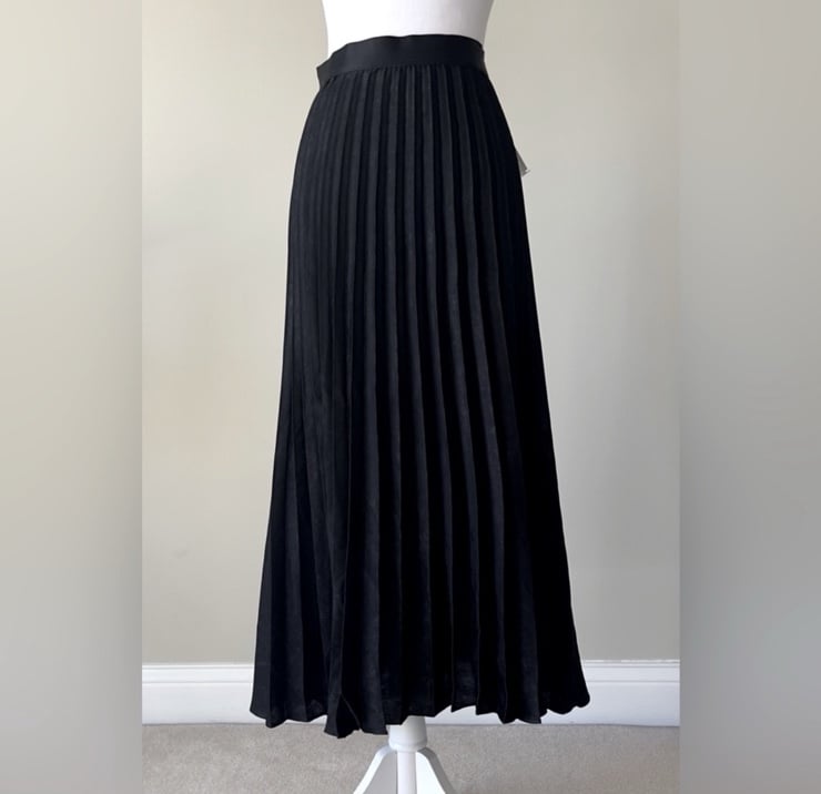 Max Studio NWOT Women's Shimmery Pleated Black Midi Skirt with Elastic Waist
