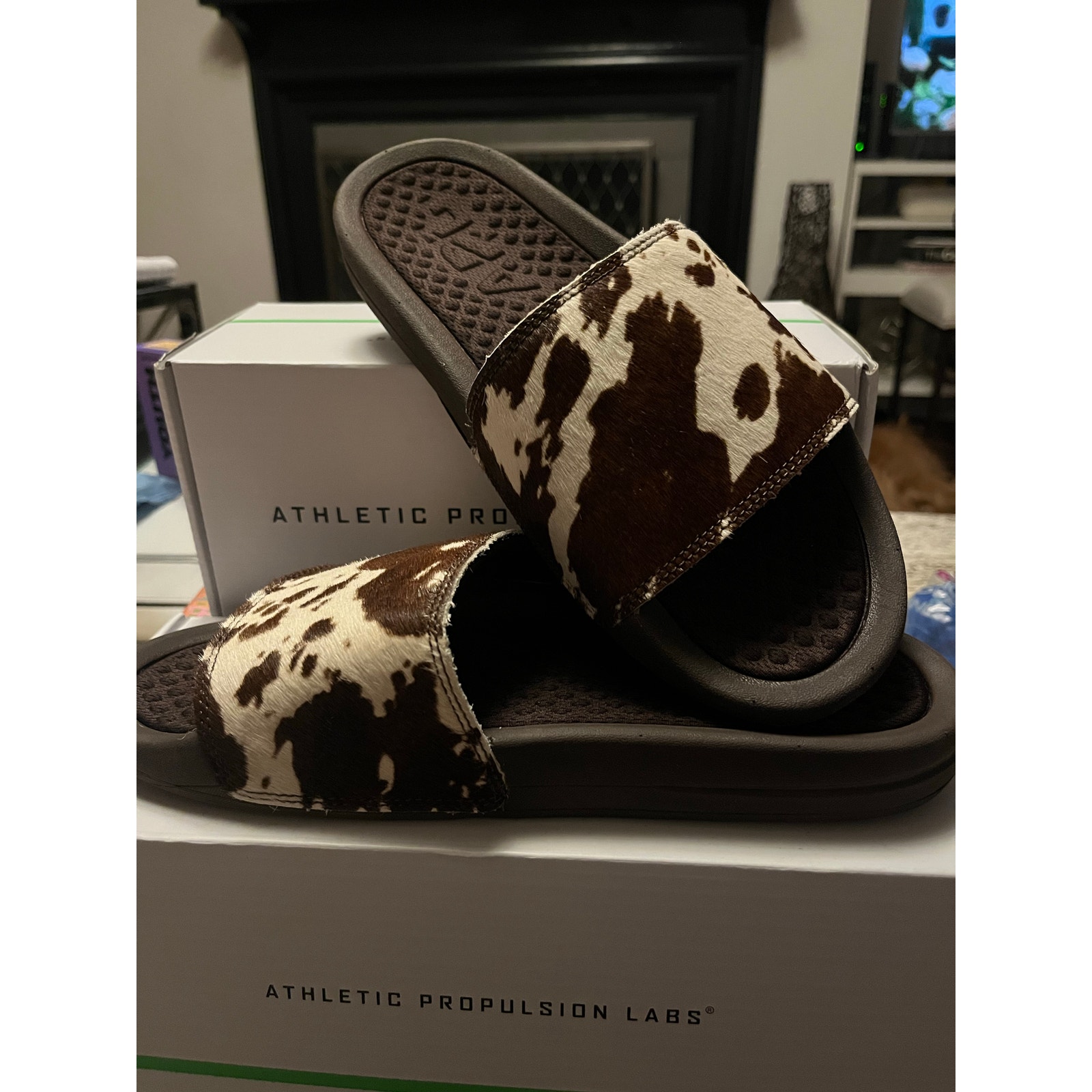 NEW - APL Iconic Slides, Brown White, Cow Women's Size 6 (170)
