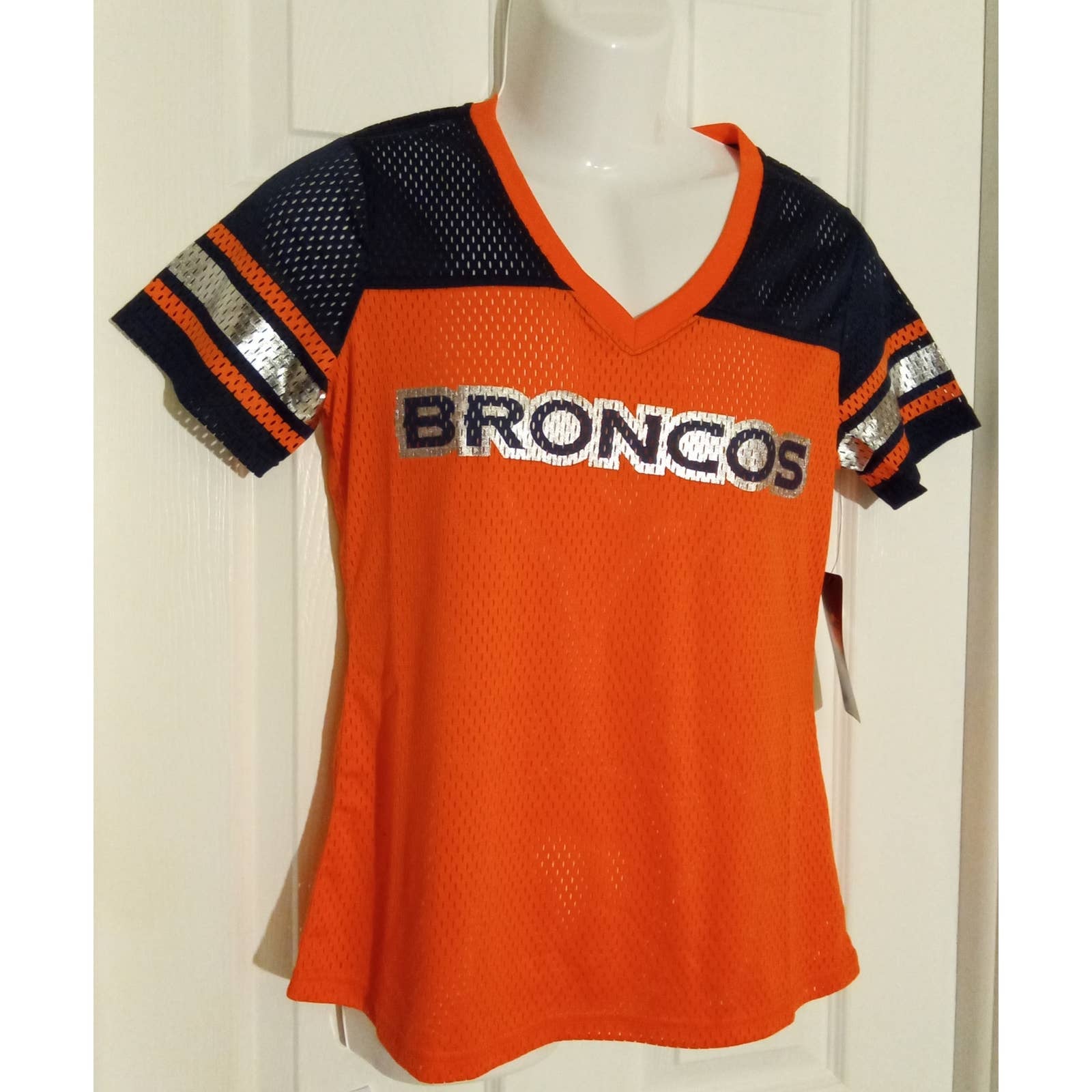 NFL Team Apparel Women’s Broncos V-Neck Top Size Small