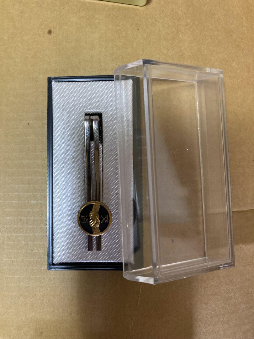 Silver tie pin with a transportation case.