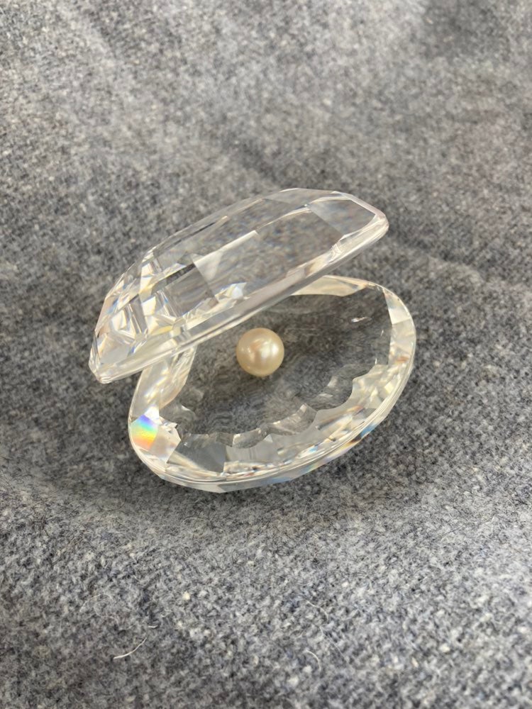 SWAROVSKI CRYSTAL SHELL WITH PEARL