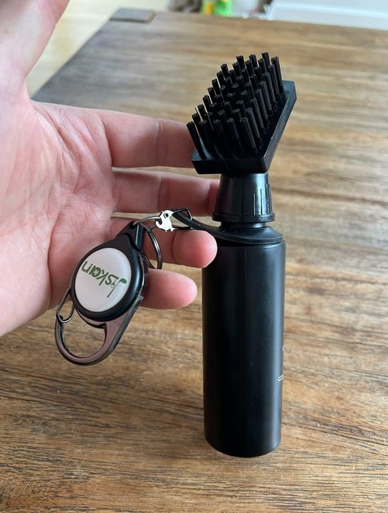 Golf Club Brush Cleaner with Retainer Clip and Squeeze