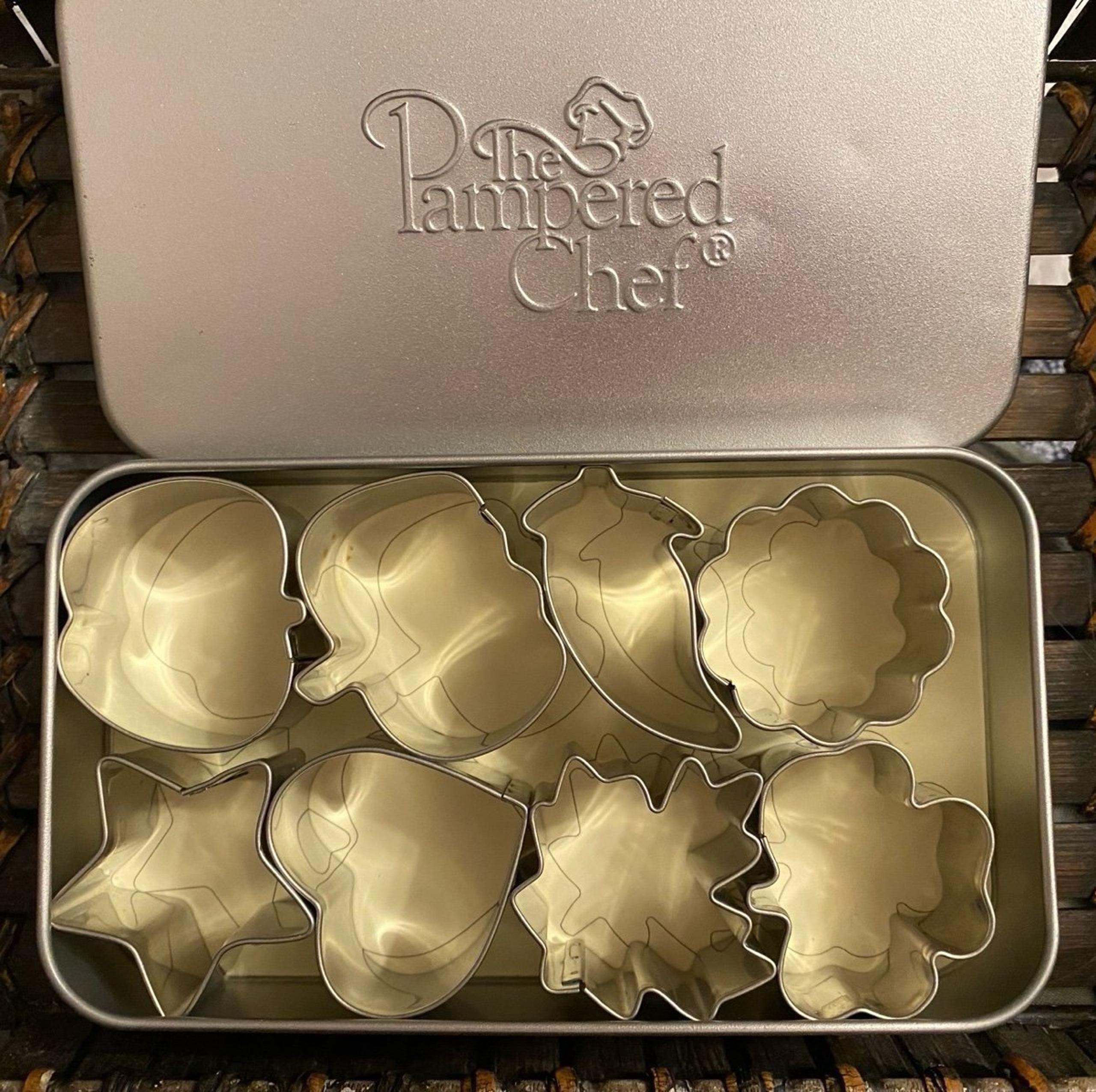 Pampered Chef Creative Cutters Set Mini Cookie Cutter Set of 8 Storage Tin