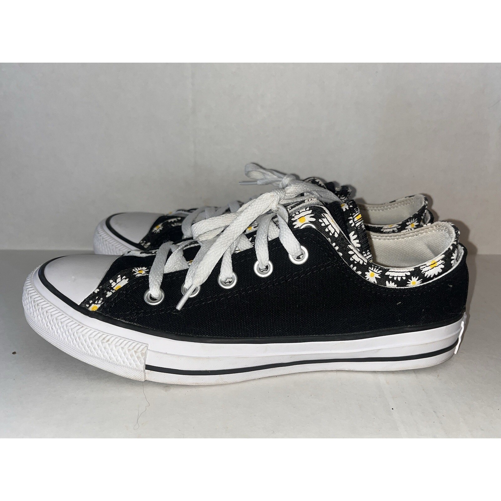 Women's Converse Chuck Taylor Black Daisy Size 8.5