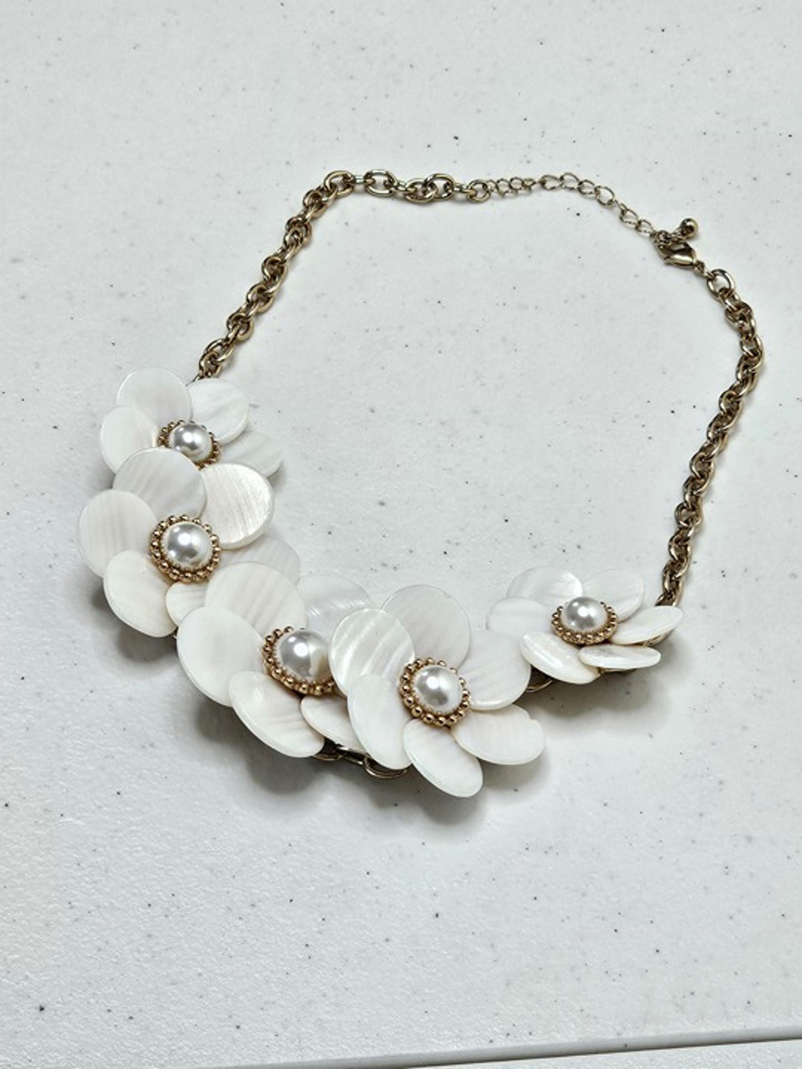 Forever 21 Gold-Tone Floral Statement Necklace Off-White Flowers |Princess Style