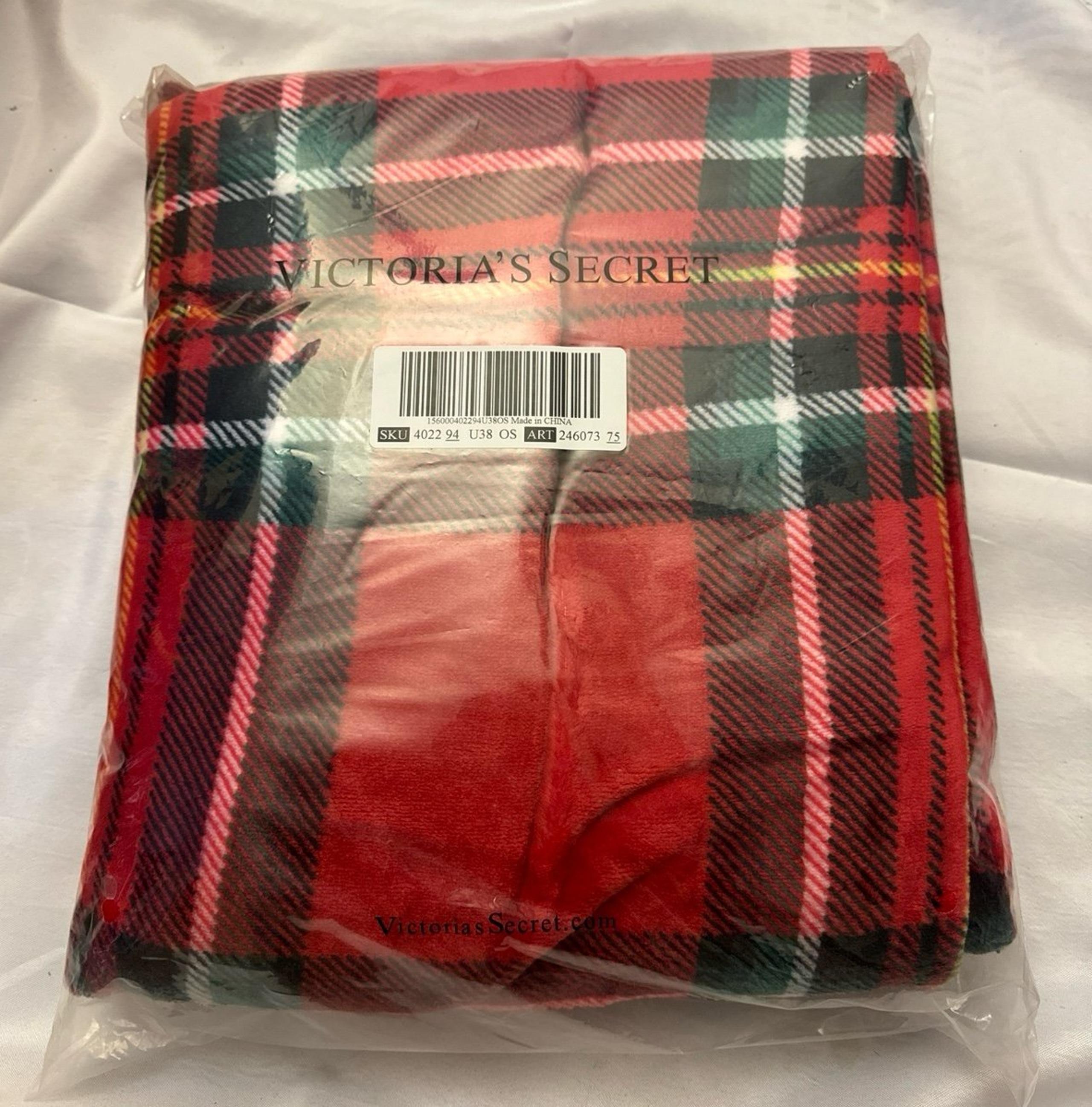 VS PINK Red Plaid Cozy Marshmallow Fleece Holiday Blanket 50"x60" NEW