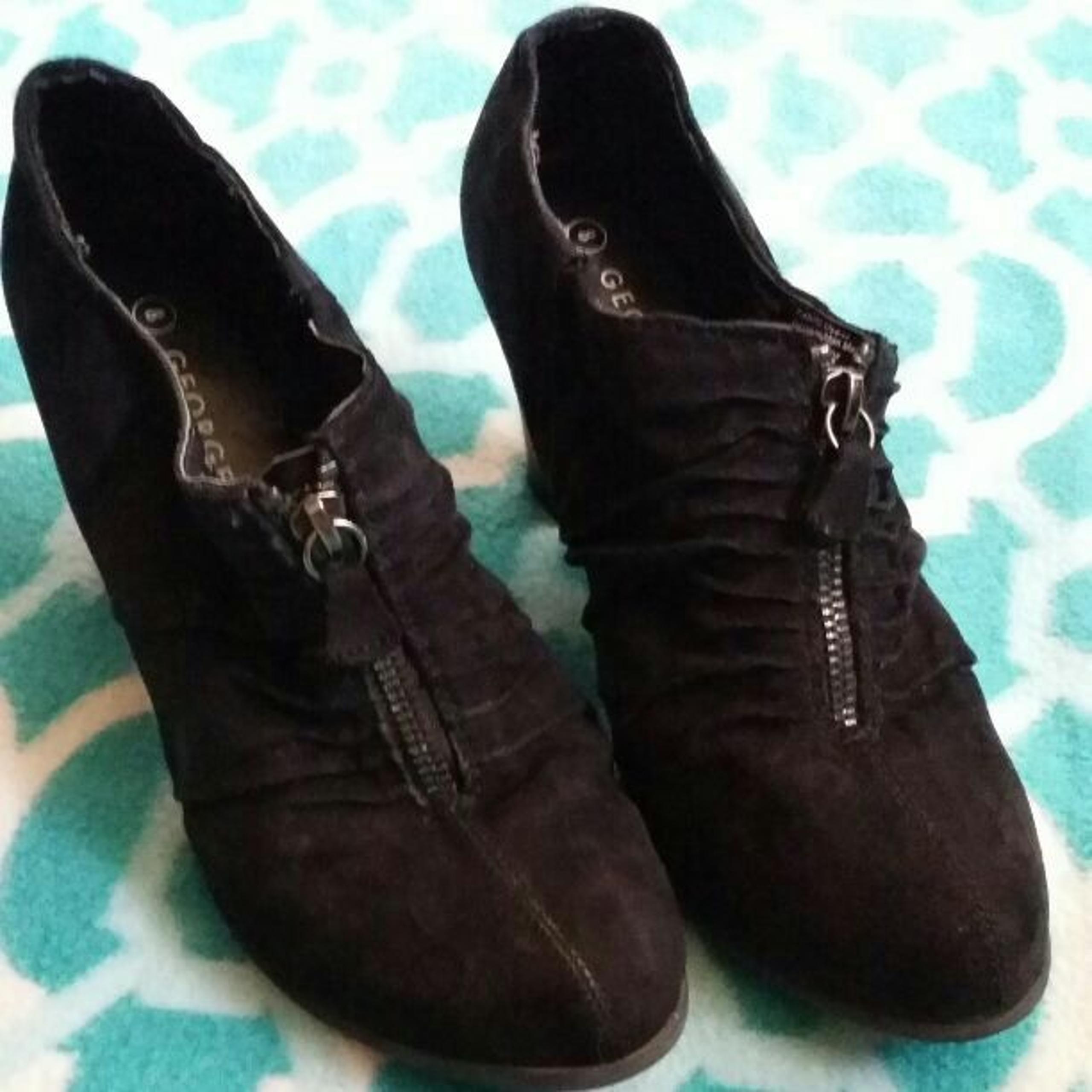 Cute black heeled shoes sz 8