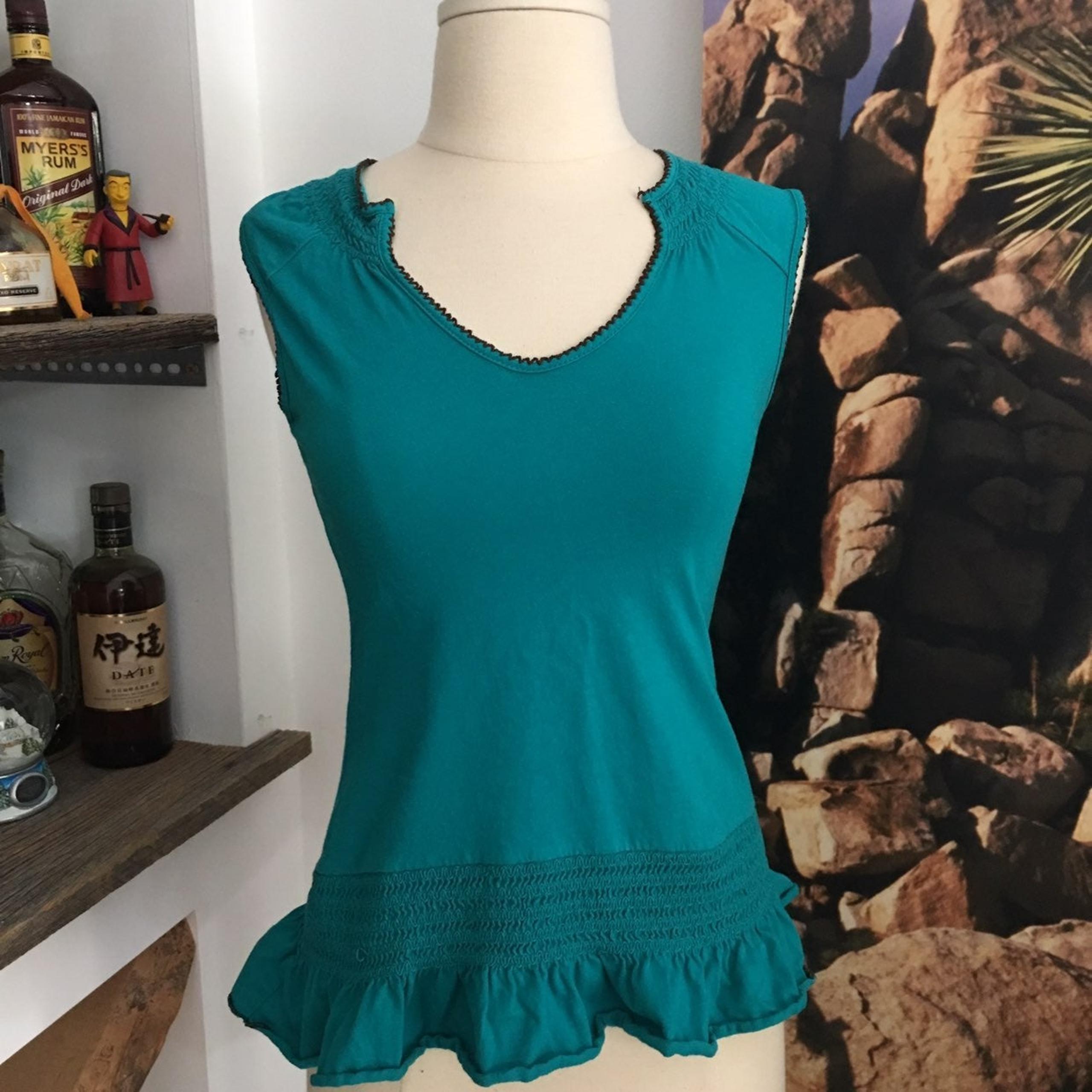 Lei Sleeveless Top
