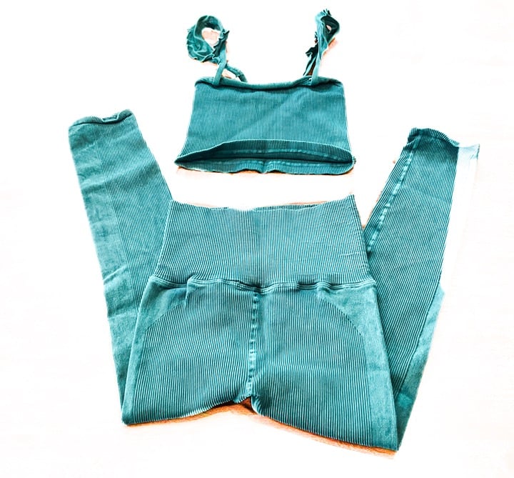 NEW FREE PEOPLE 7/8 HAPPINESS RUNS LEGGINGS & FLIRTY TOP M//L 118 green