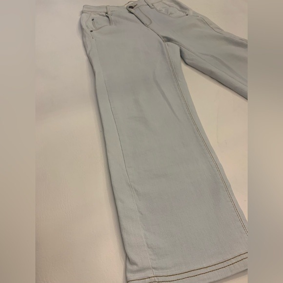 A loves a wide leg jeans, light wash, excellent condition, size 25