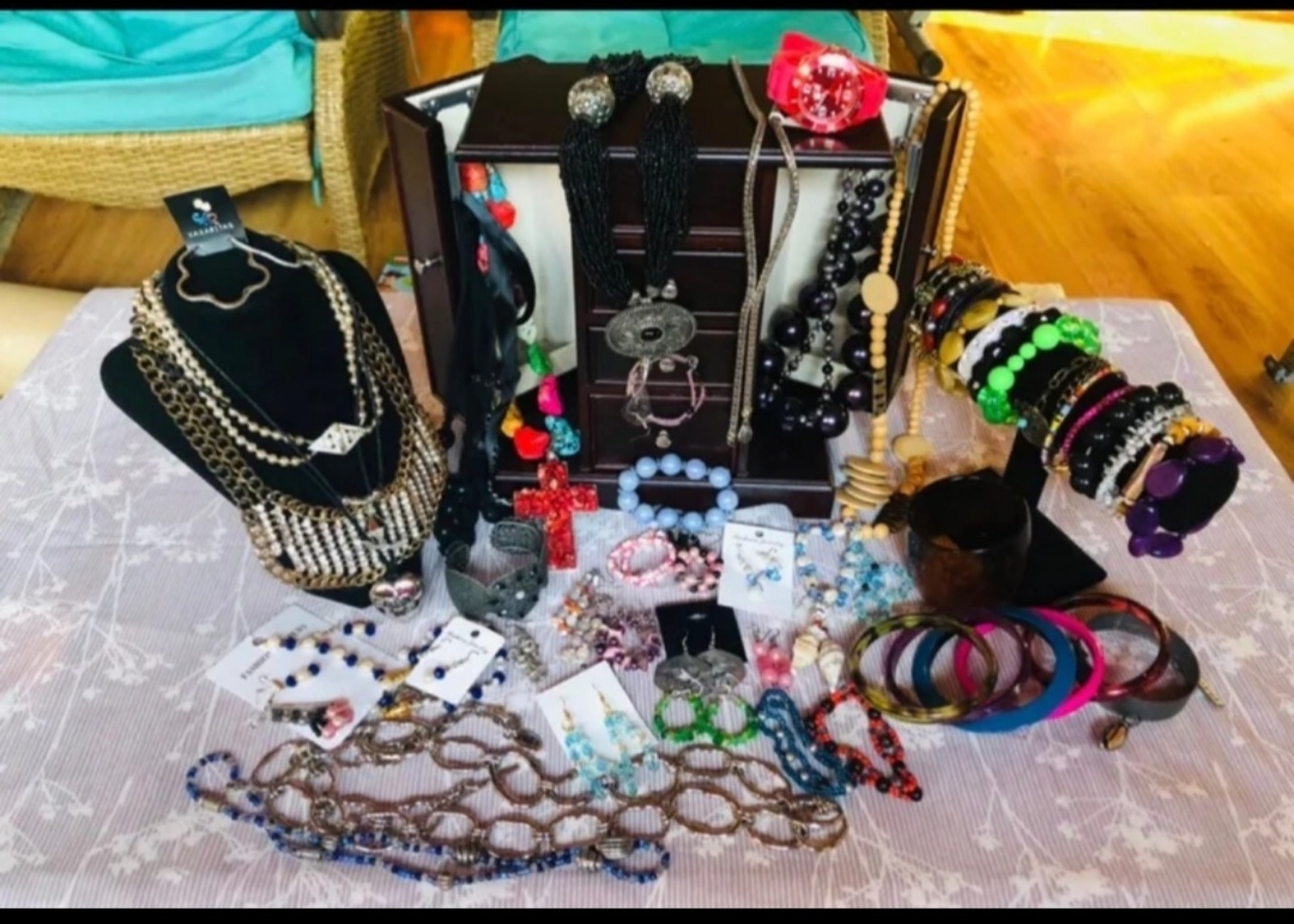 Big Lot of Jewelry , Big Jewelry Box included All jewelry in Pictures, Necklaces