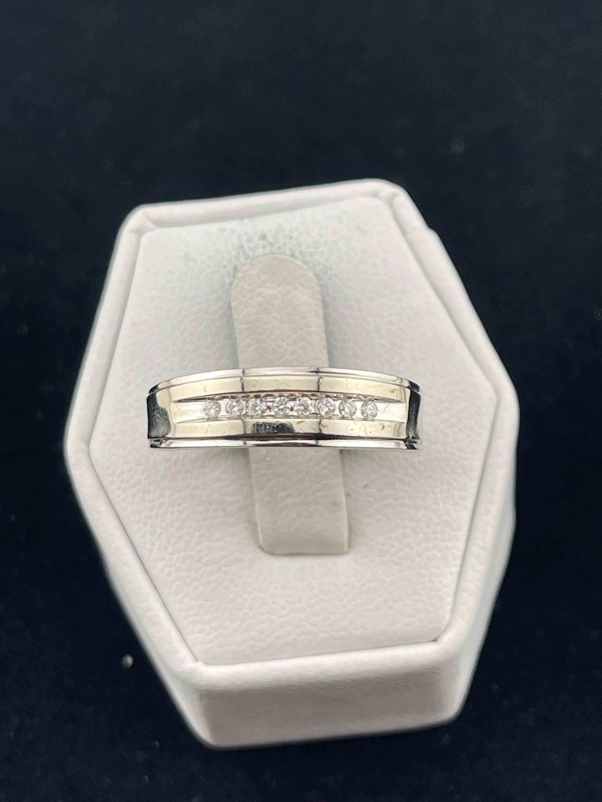 Vintage men’s 1/5 carat tdw diamond wedding band 14 karat white gold