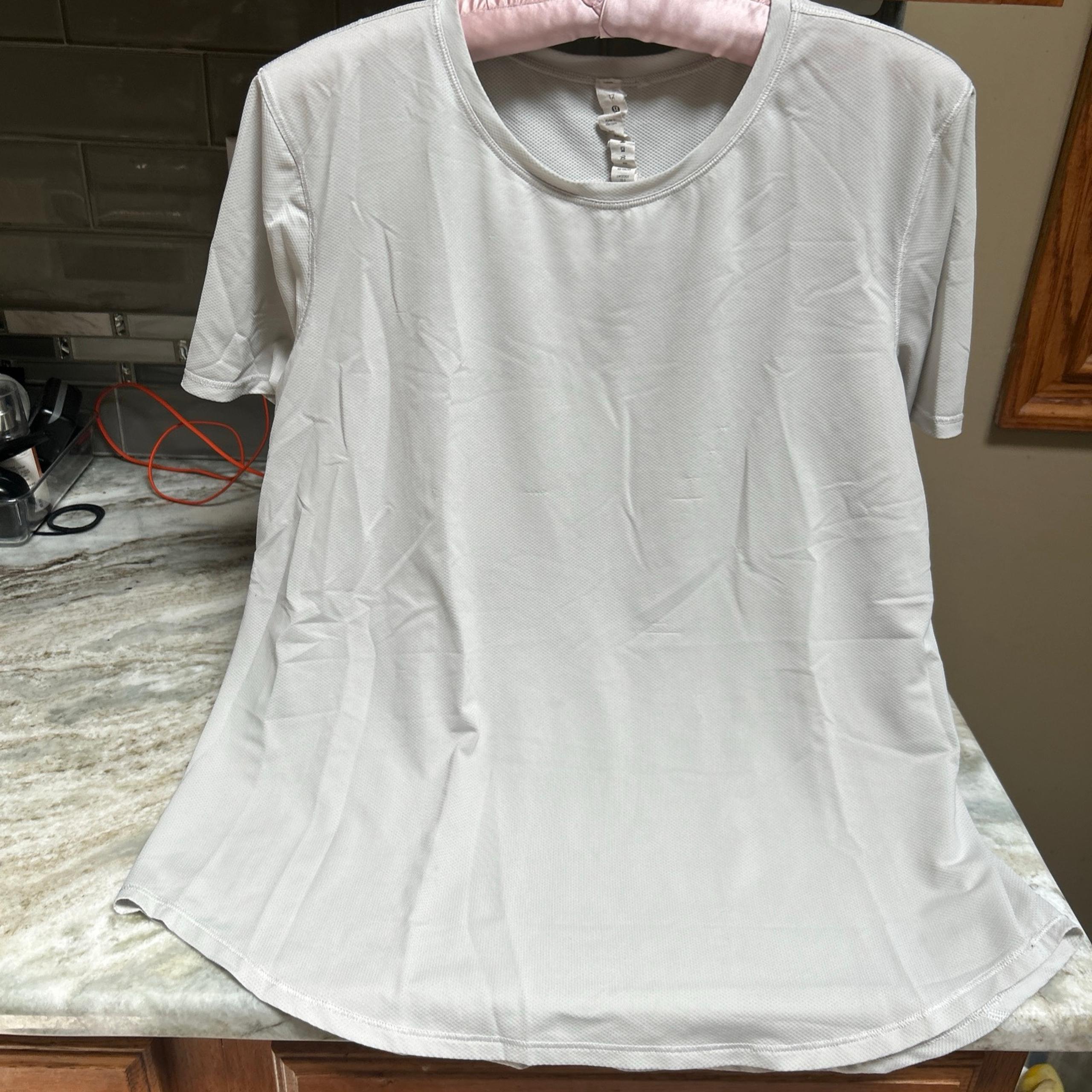 Lululemon Tee Women’s Size 12 Athletic T-shirt Activewear Light Gray. Running
