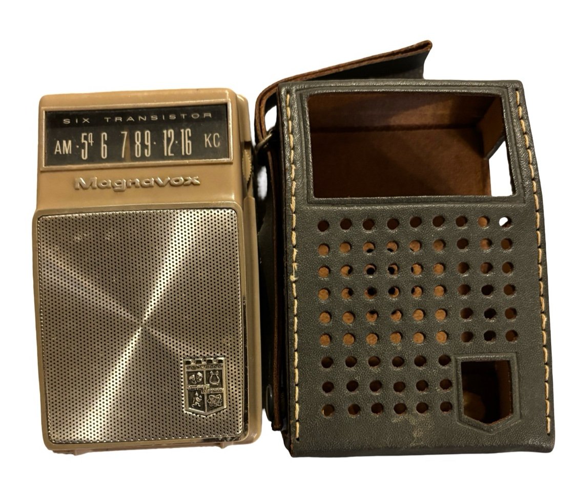 Working Magnavox Transistor Radio and Case, no breaks, cracks or chips With case