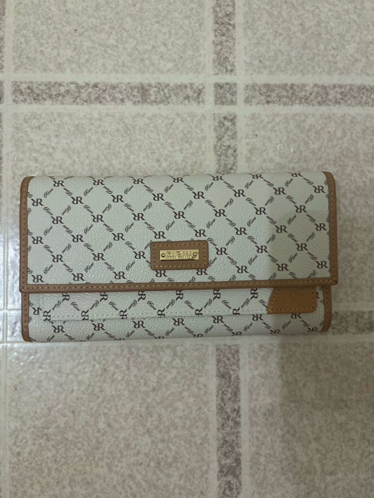 Women’s white Rioni