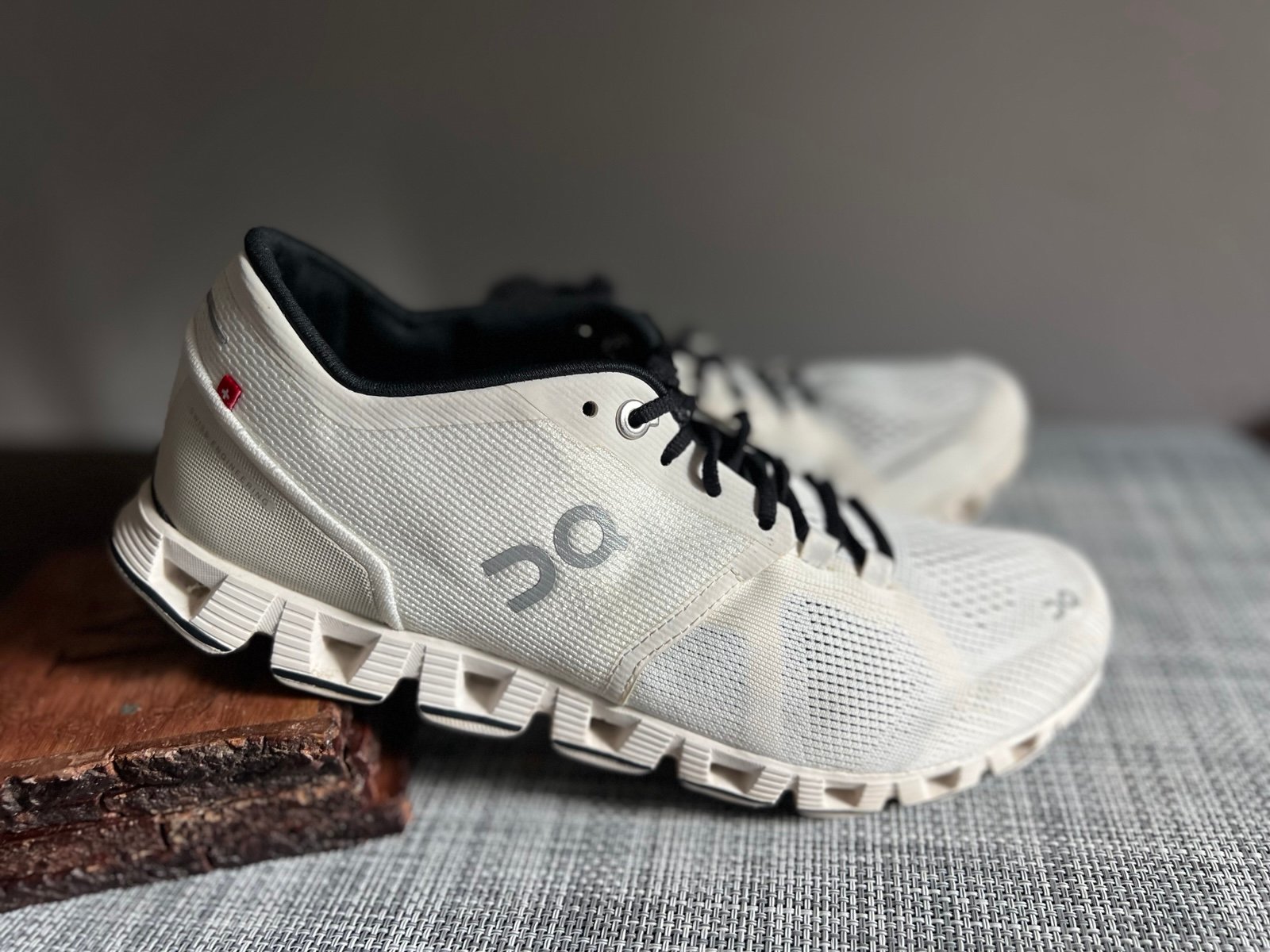 On Cloud shoes Women’s size 9 white sneakers oncloud